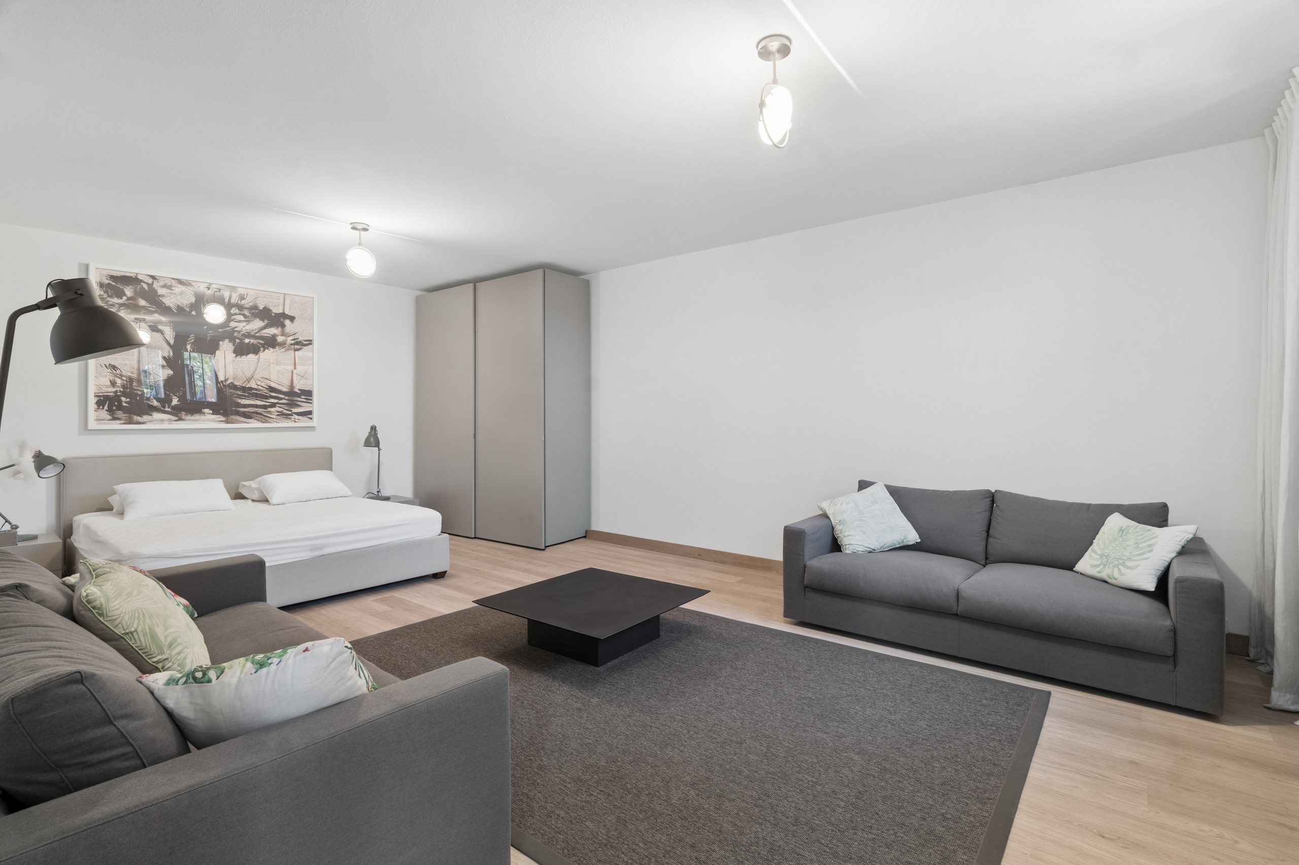 Helles Schlafzimmer mit Sitzecke