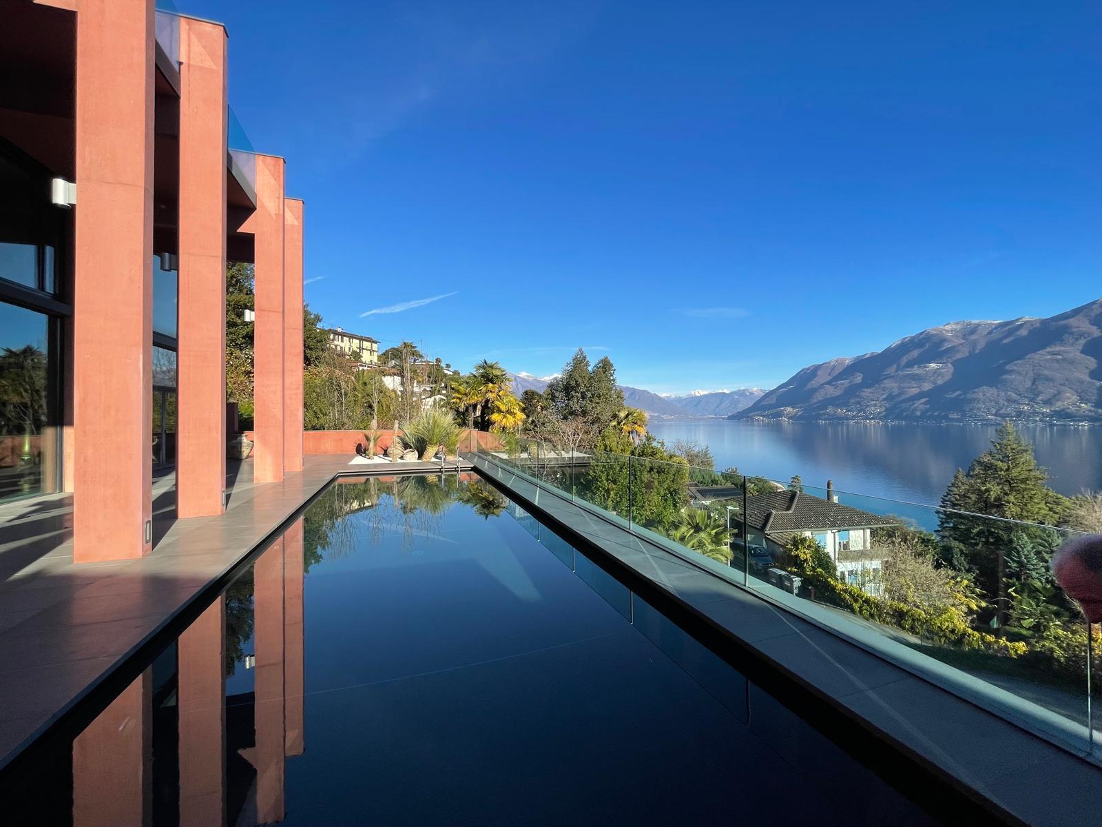 Moderne Terrasse mit Pool und Seeblick