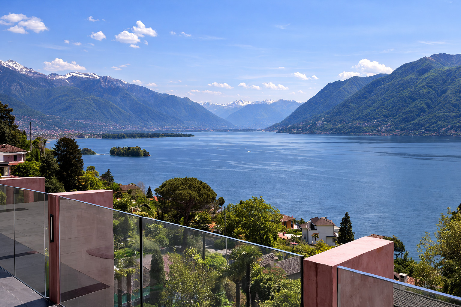Balkon mit Seeblick und Bergpanorama