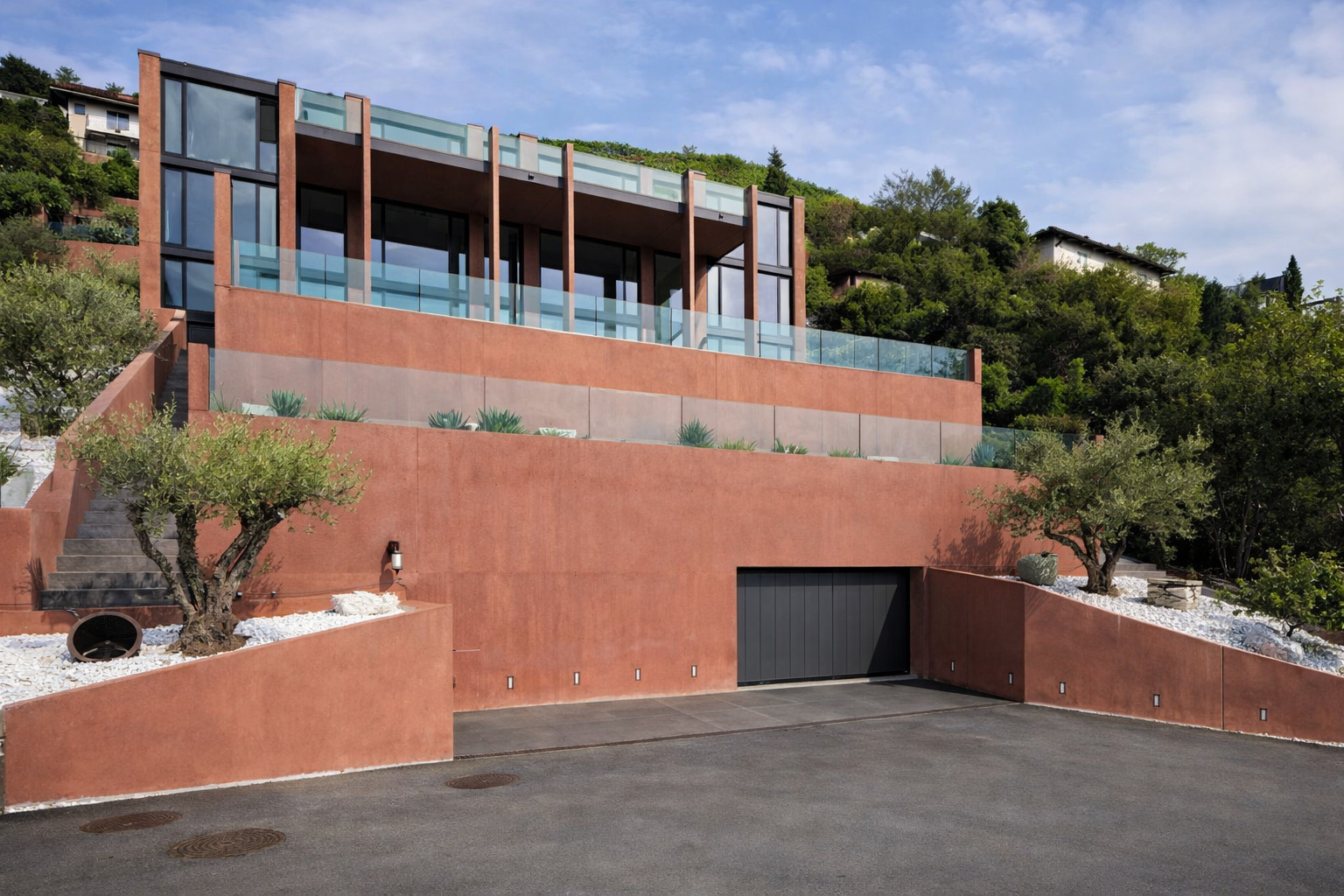 Moderne Hangvilla mit Terrassen und Doppelgarage