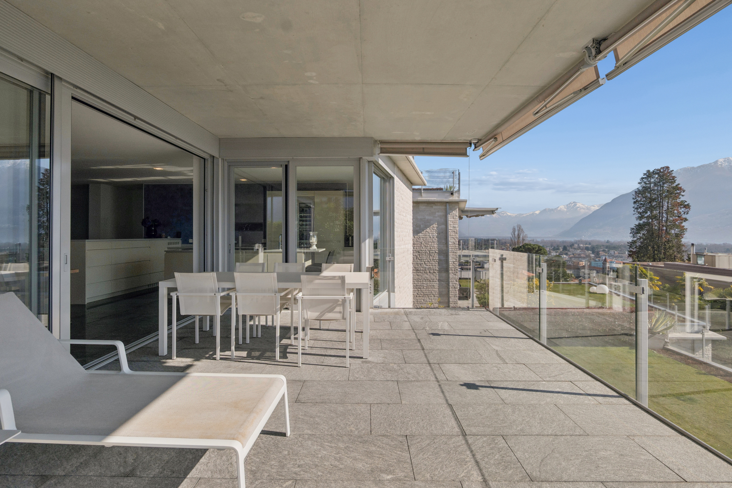 Moderne Terrasse mit Bergblick