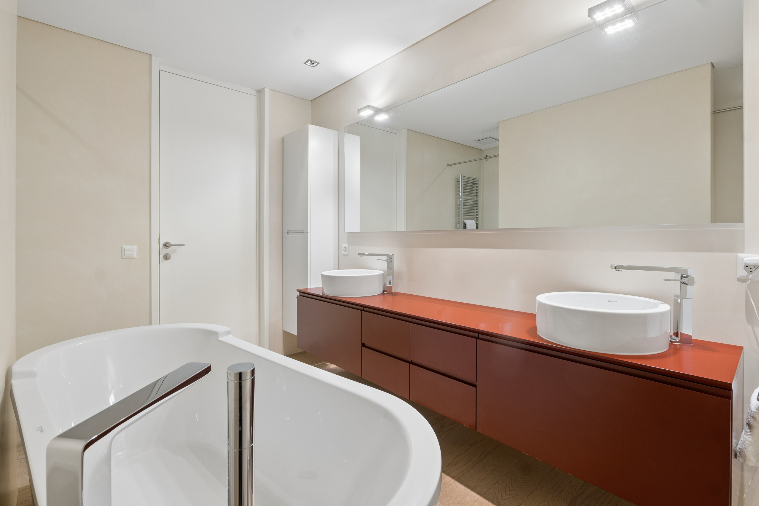 Modernes Badezimmer mit Doppelwaschbecken und Badewanne