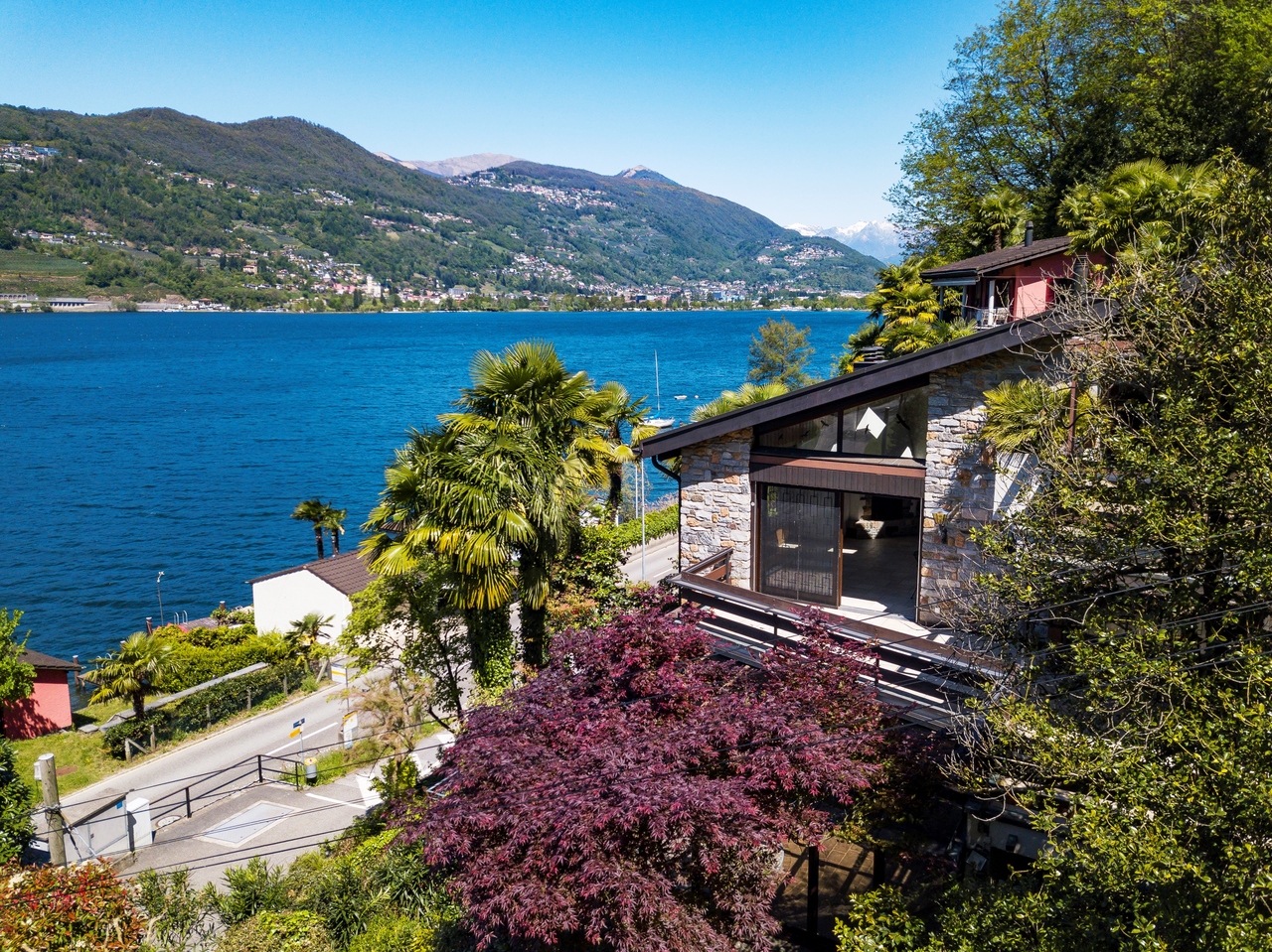 Seeblick auf ein modernes Haus am Hang