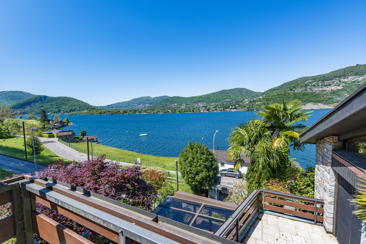 Seeblick von einer Terrasse