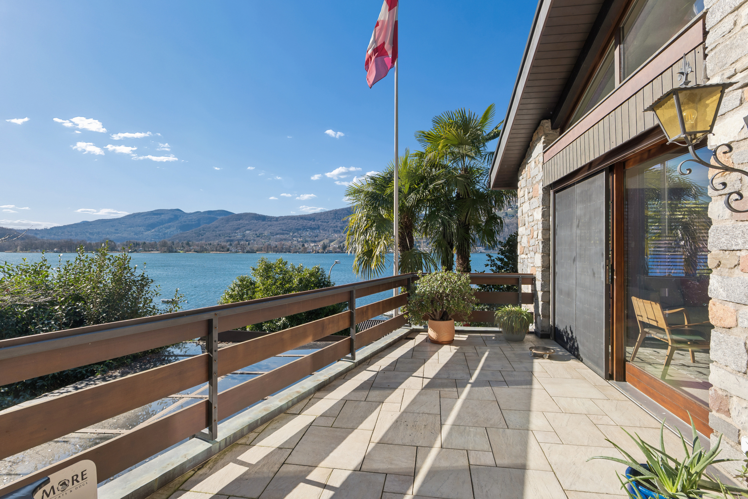 Seeblick-Terrasse mit Steinfassade