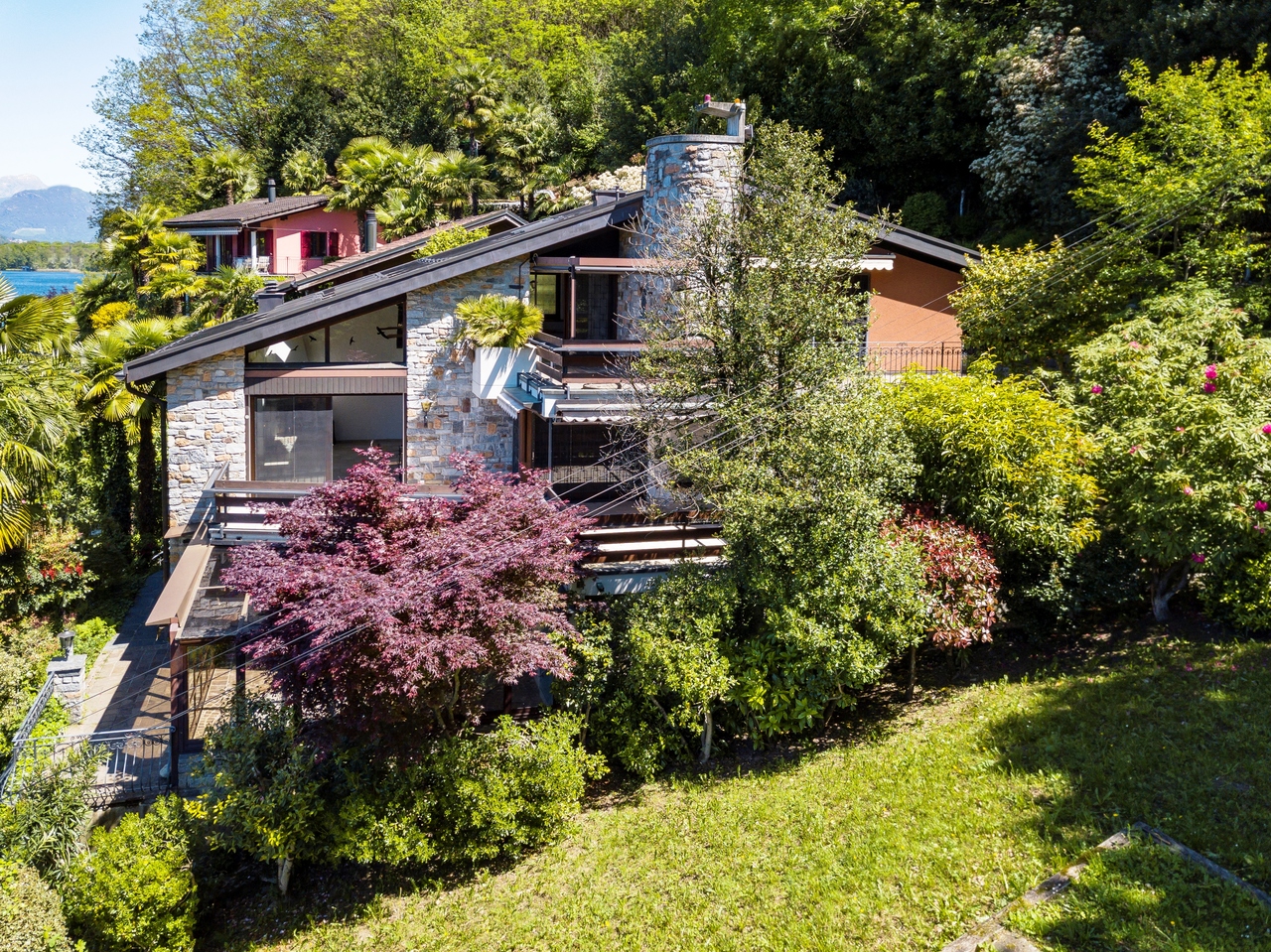 Haus in üppiger Hanglage mit Seeblick