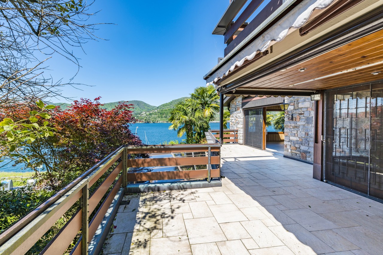 Seeblick-Terrasse mit Pergola