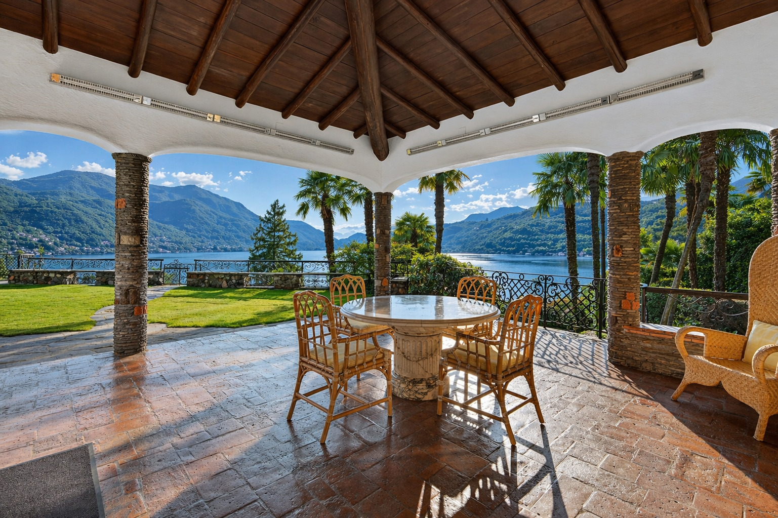 Seeblick-Terrasse mit Überdachung