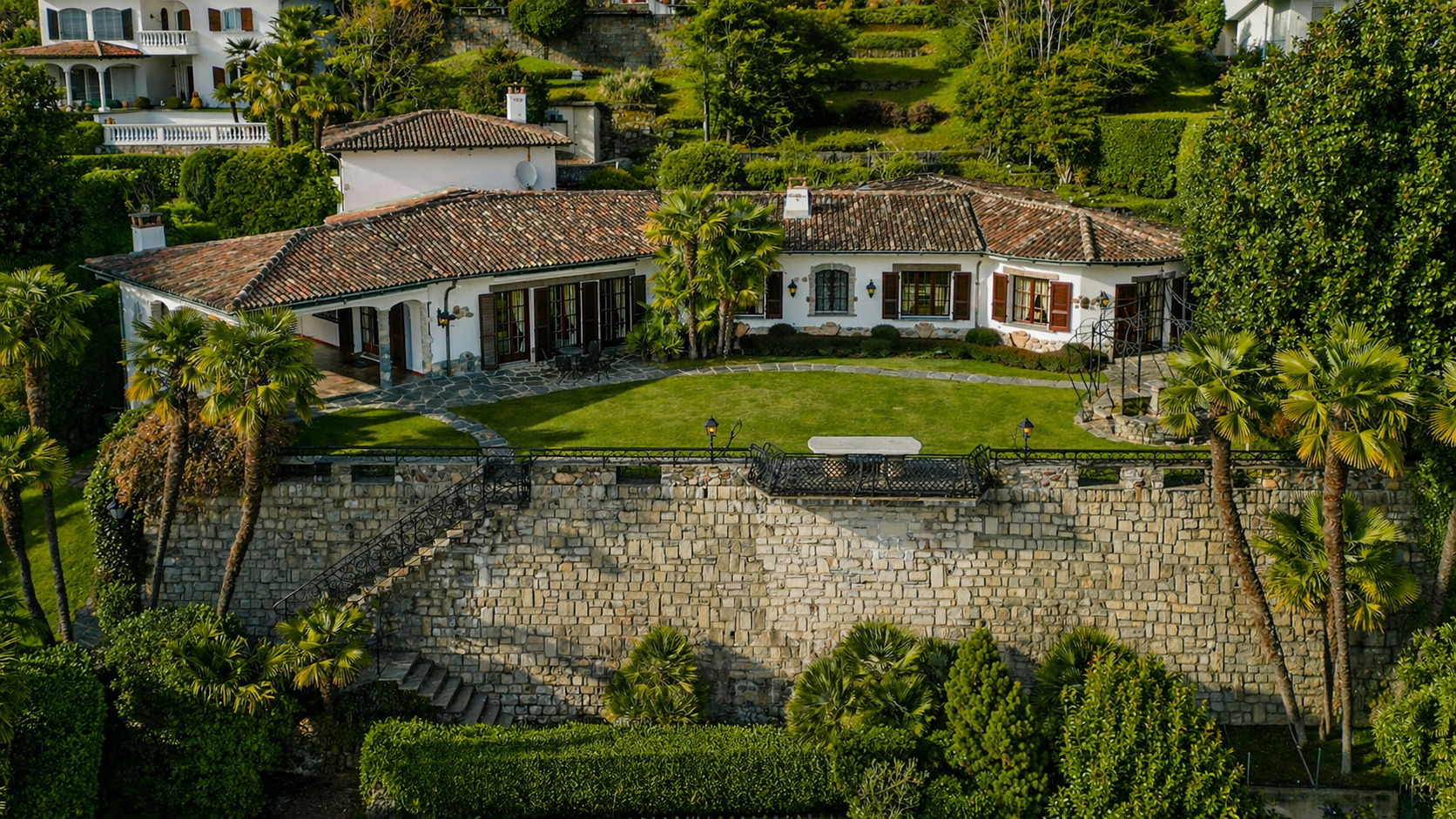 Mediterranes Villenanwesen mit Gartenhanglage