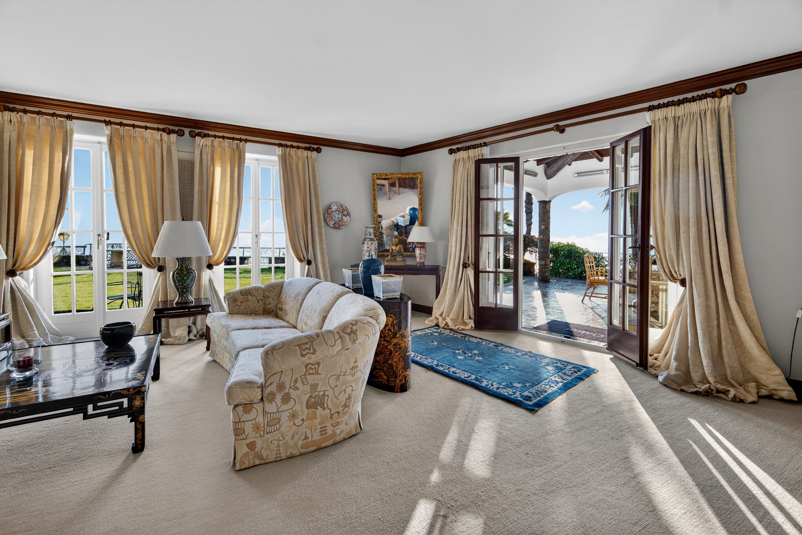 Elegantes Wohnzimmer mit Meerblick