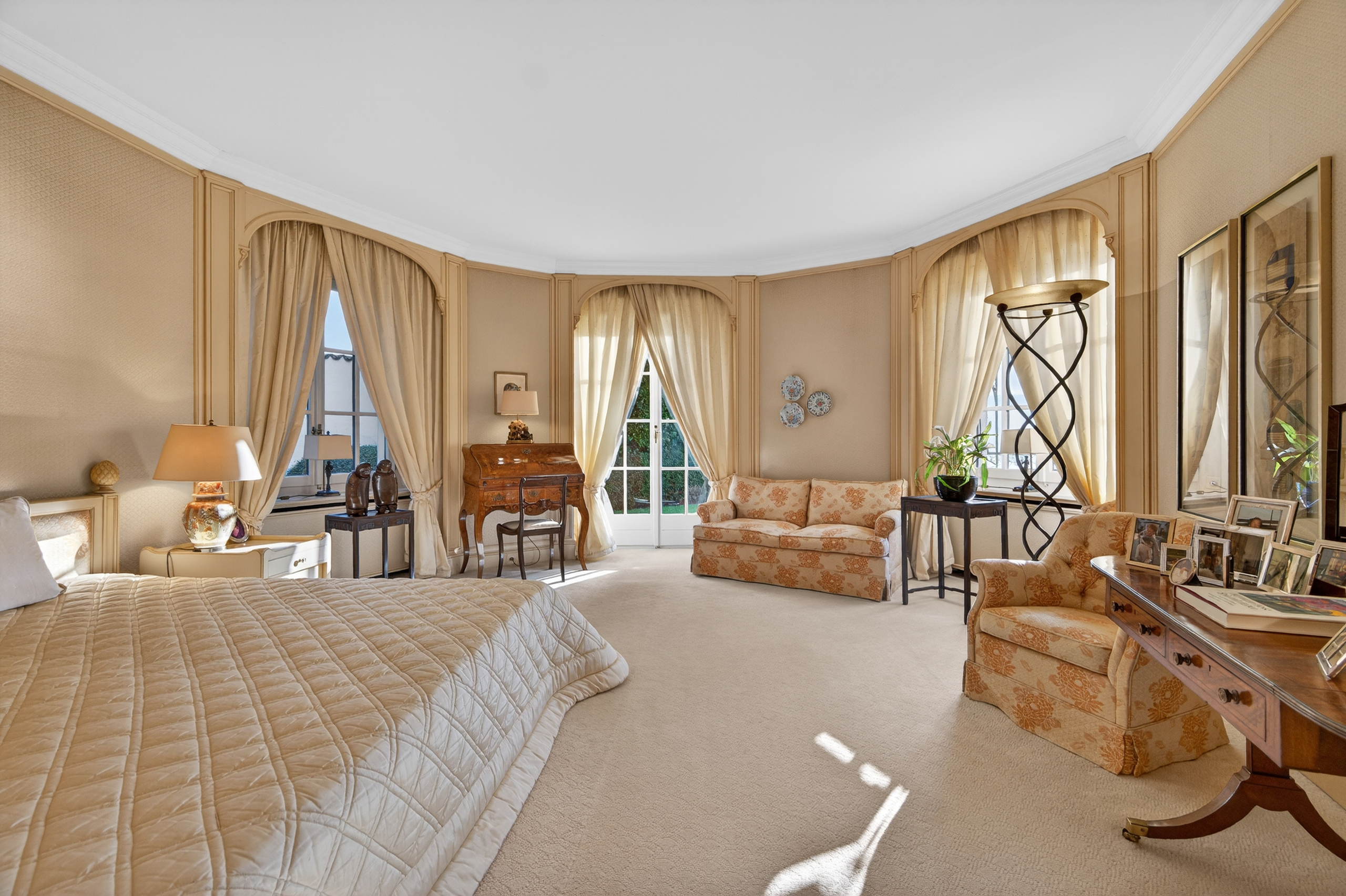 Elegantes Schlafzimmer mit Sitzbereich