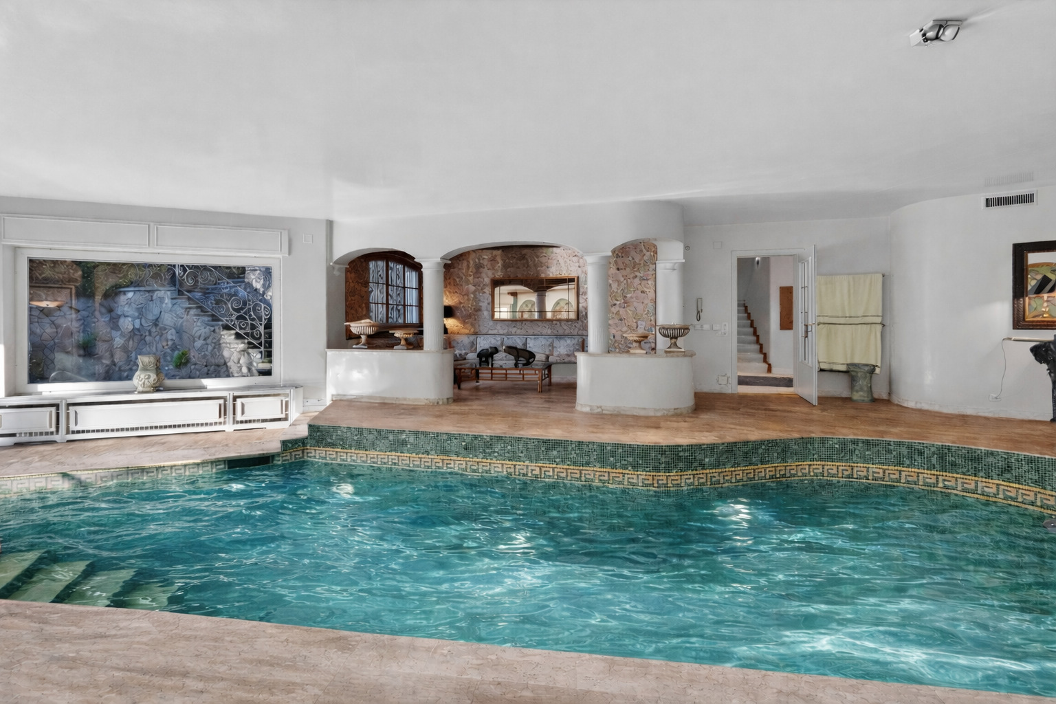 Innenpool mit Loungebereich