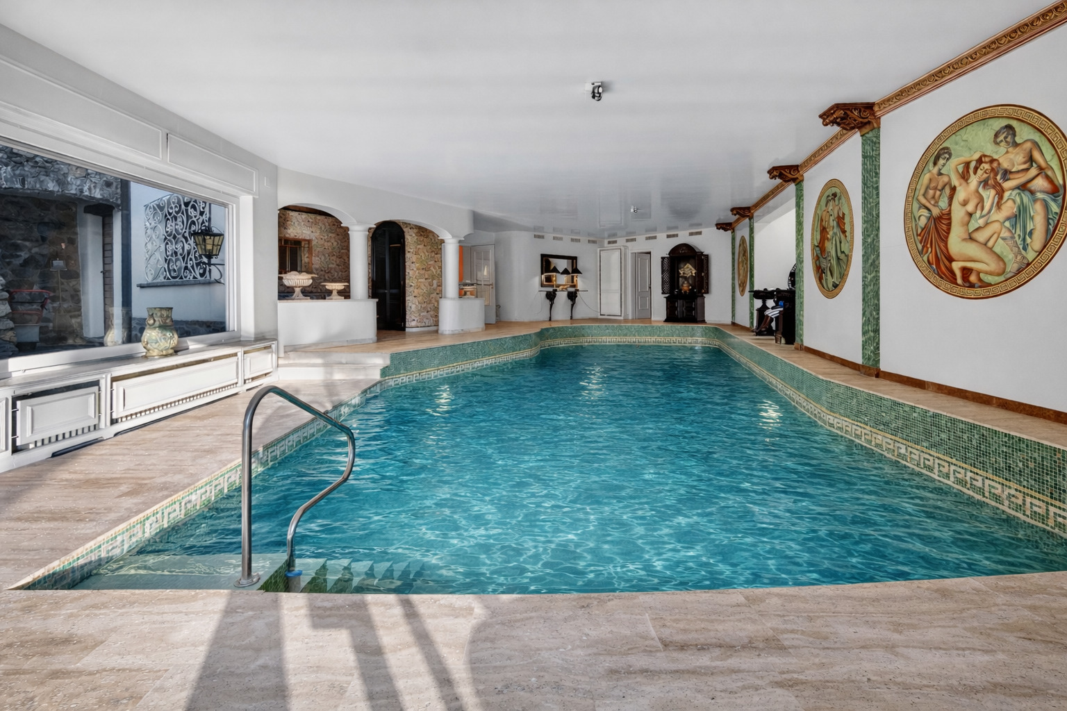 Innenpool mit mediterranem Dekor