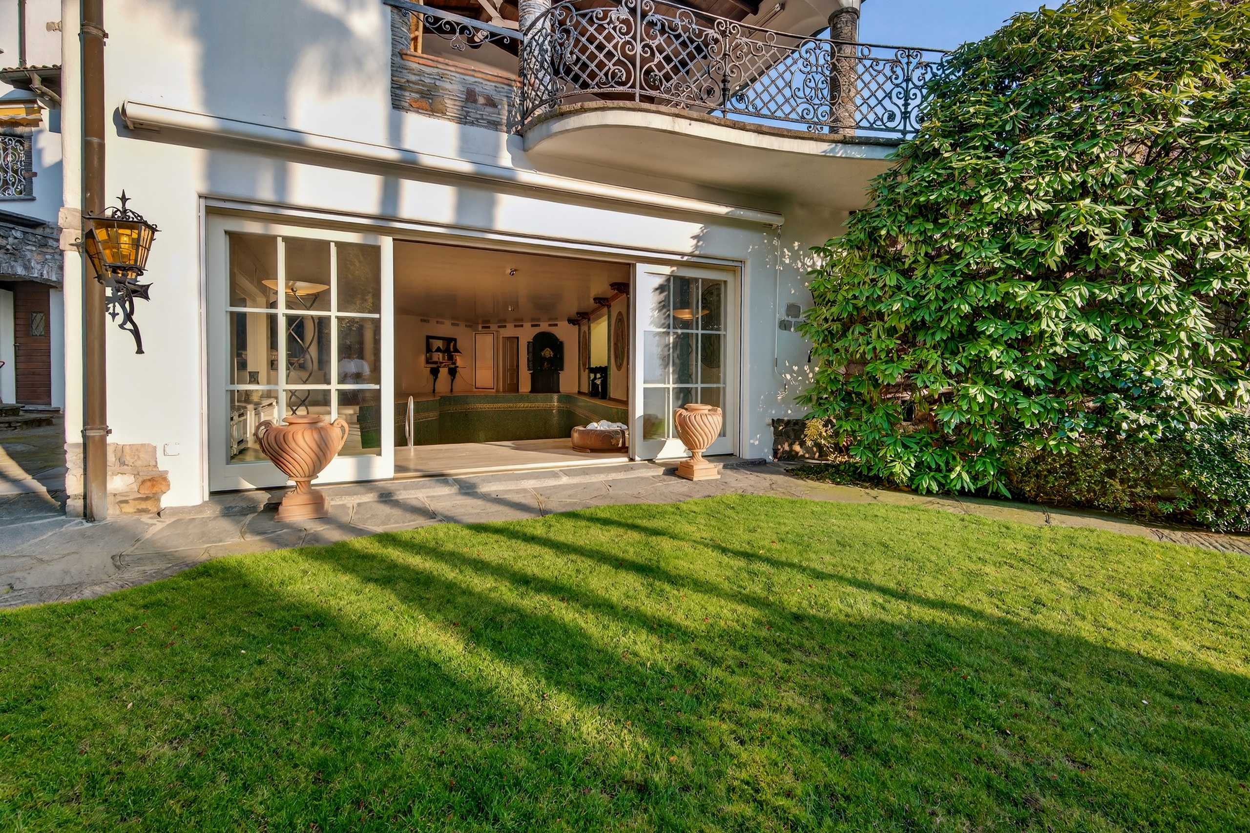 Elegante Hausfassade mit Garten und Poolbereich