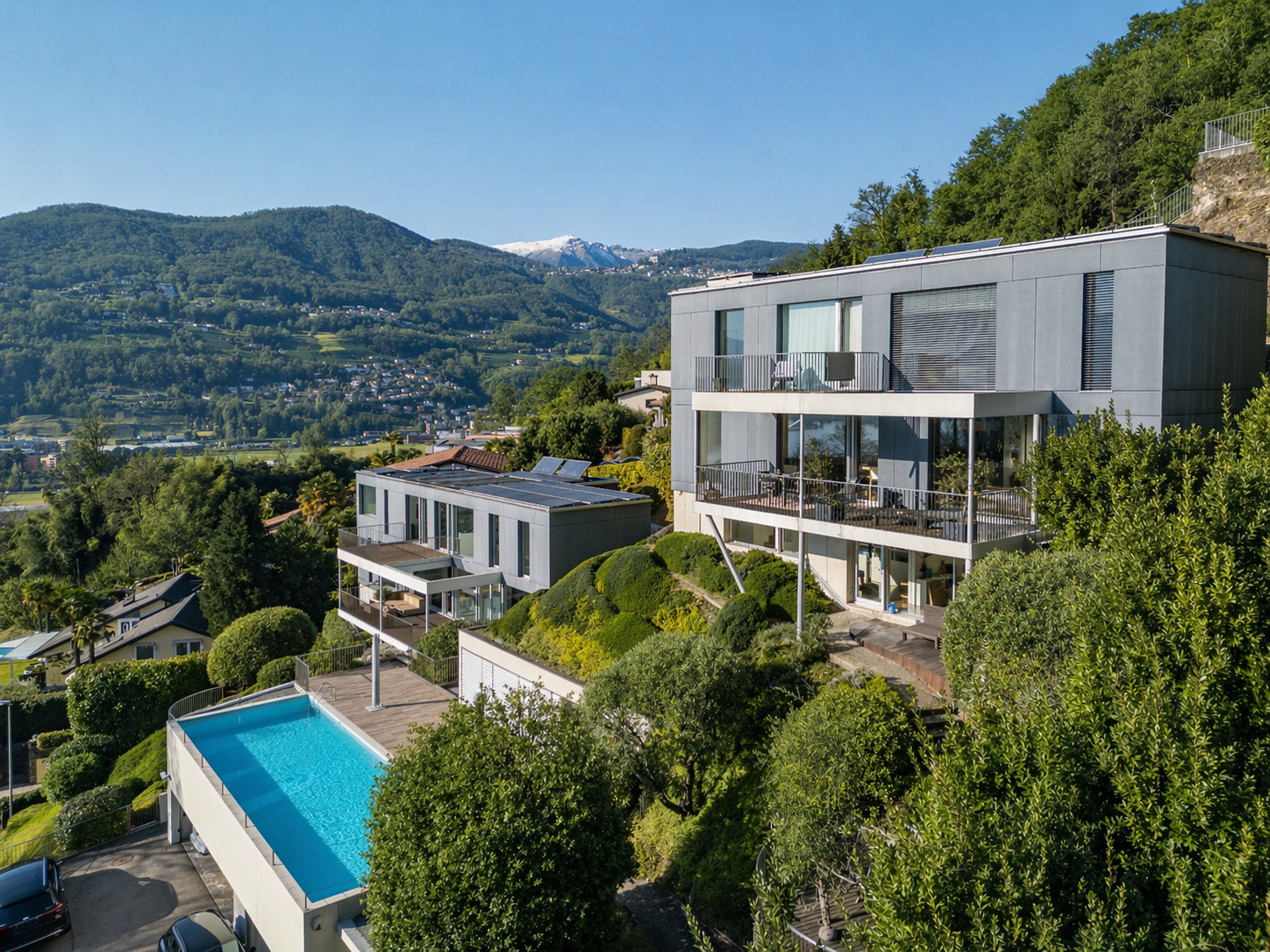 Luxuriöse moderne Villa mit Pool und Bergpanorama