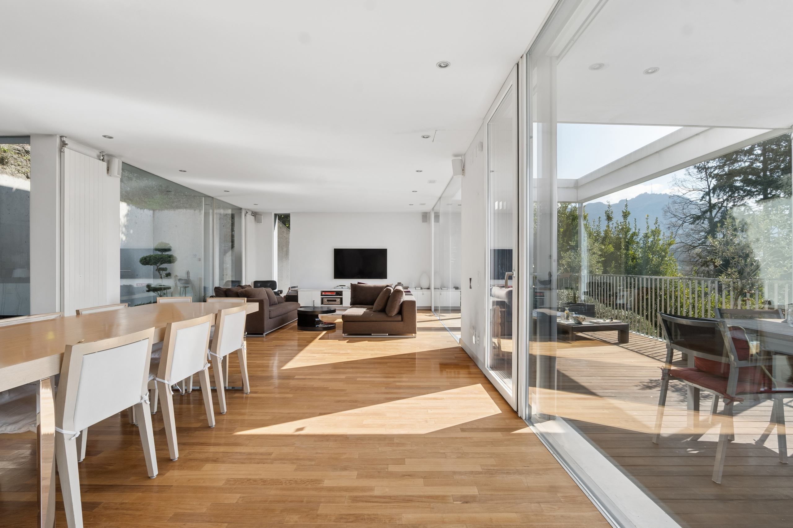 Offener Wohn- und Essbereich mit Terrasse