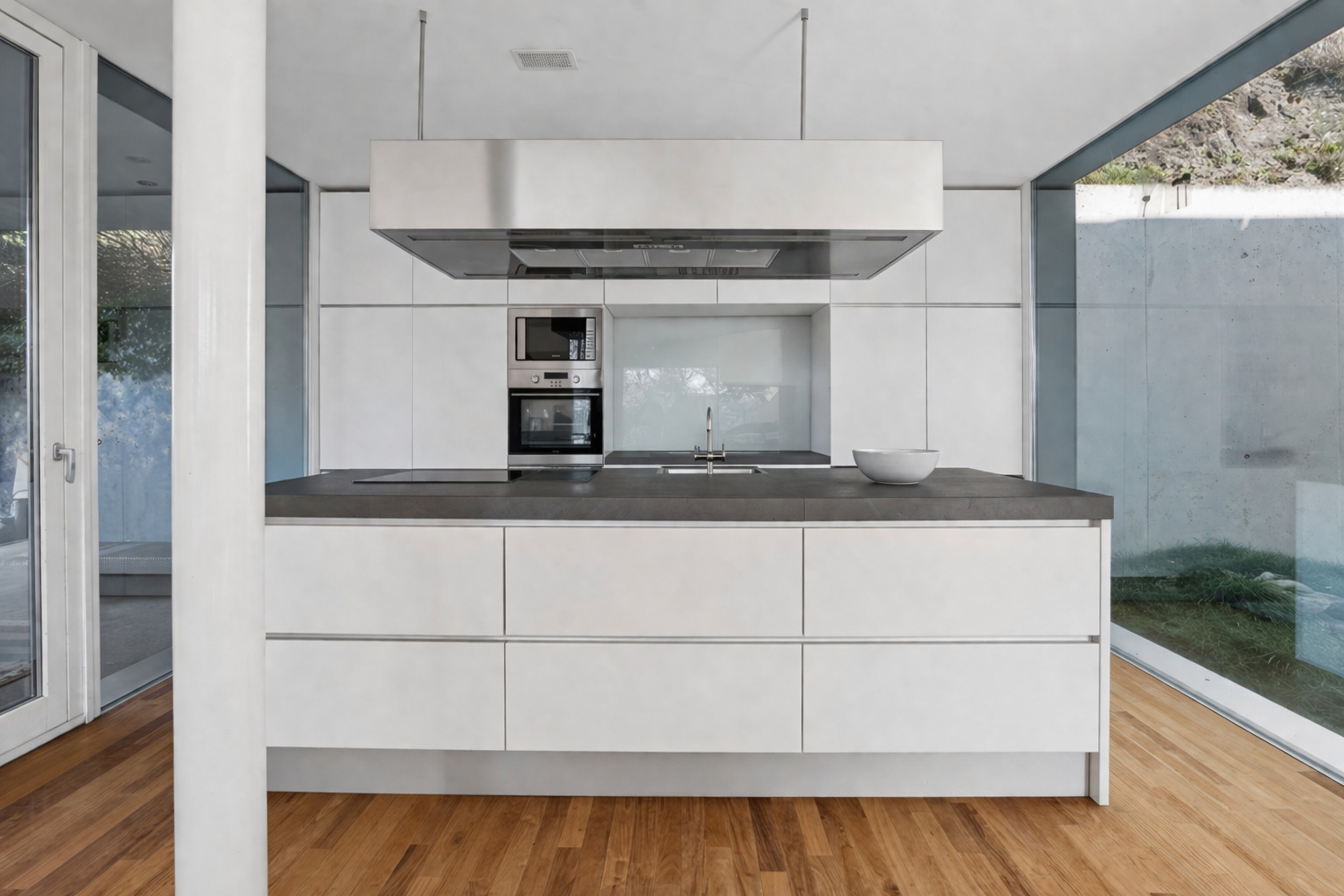 Moderne Küche mit großen Glasflächen
