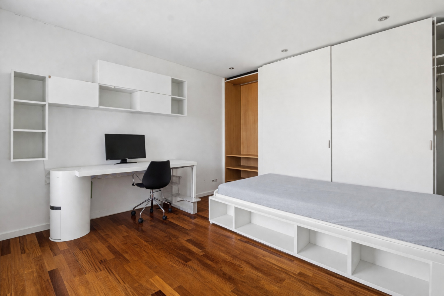 Modernes Schlafzimmer mit integrierter Arbeitszone