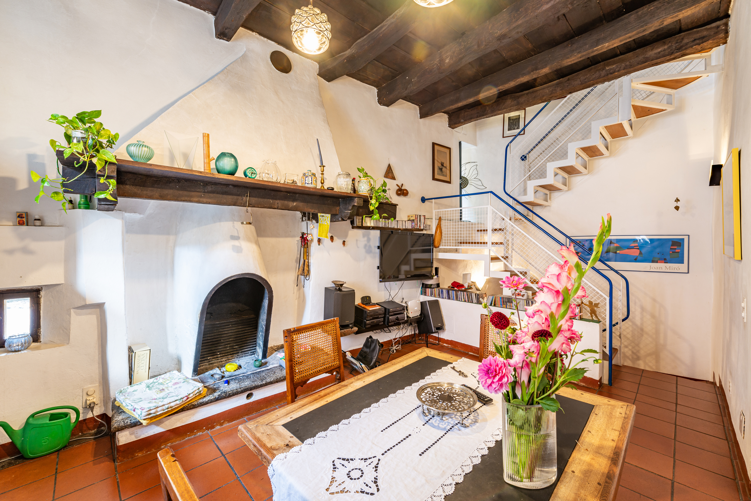 Gemütlicher Wohnraum mit Kamin und Treppe
