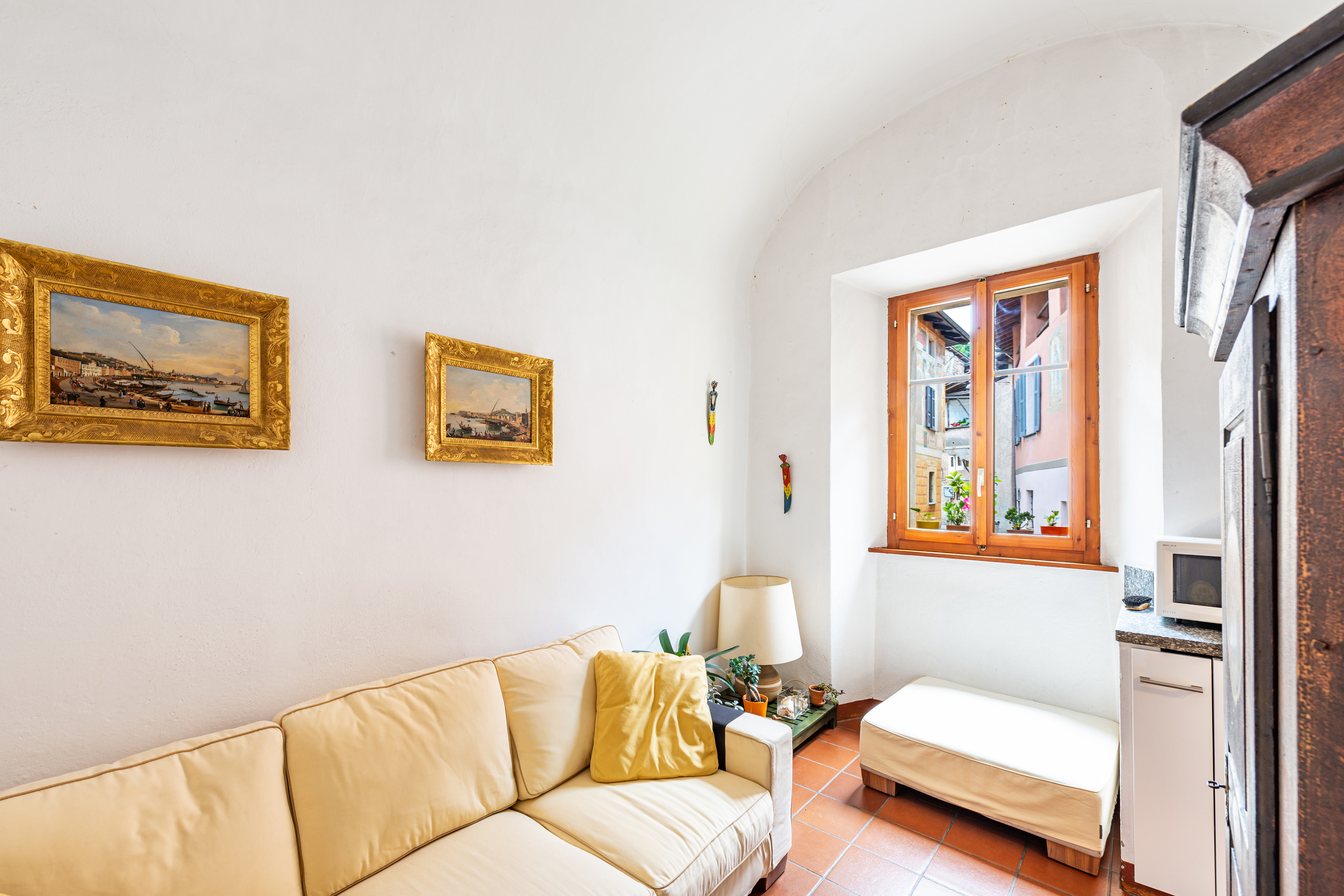Kleines, helles Wohnzimmer mit Fensterblick