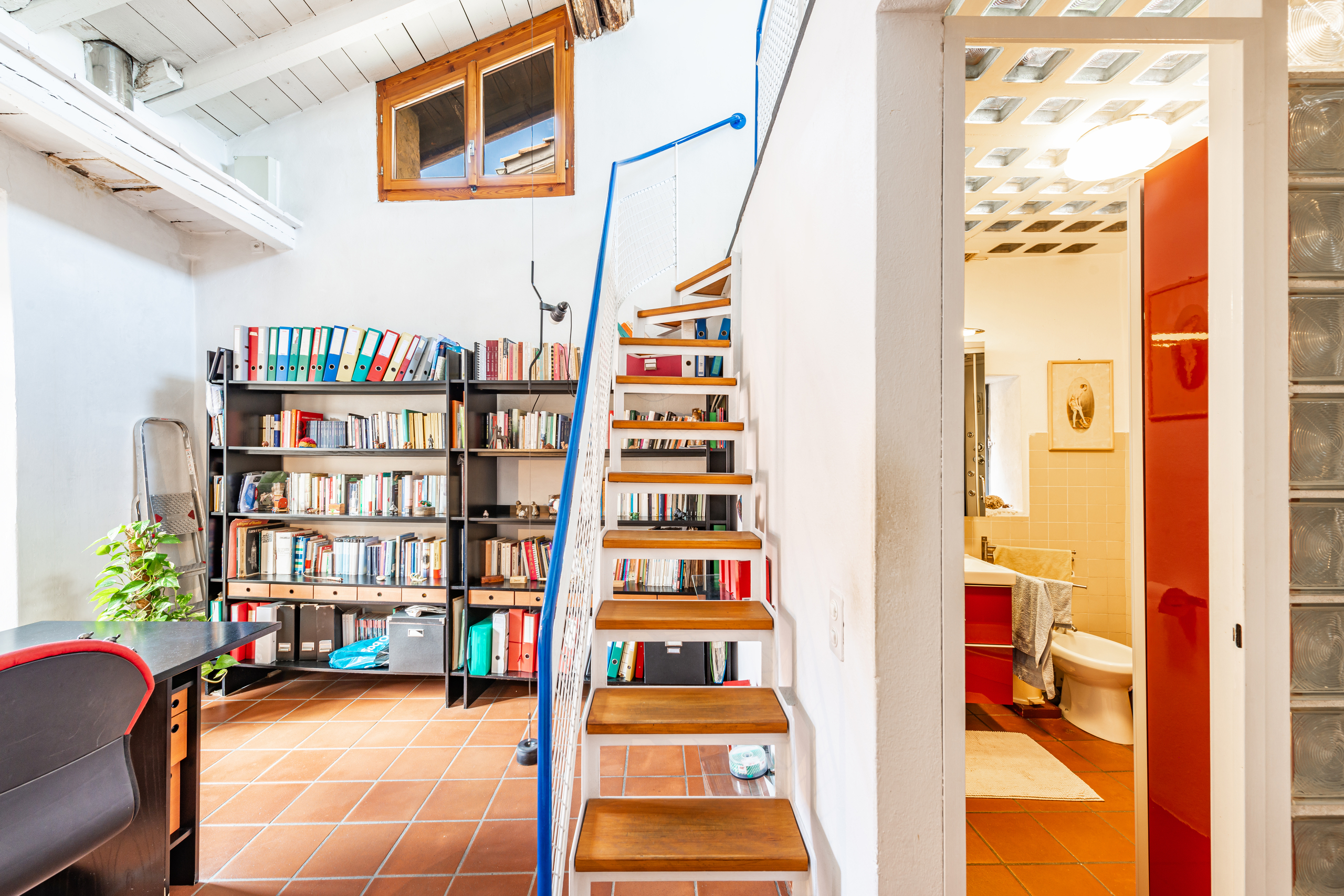 Galerieraum mit Treppe und angrenzendem Bad