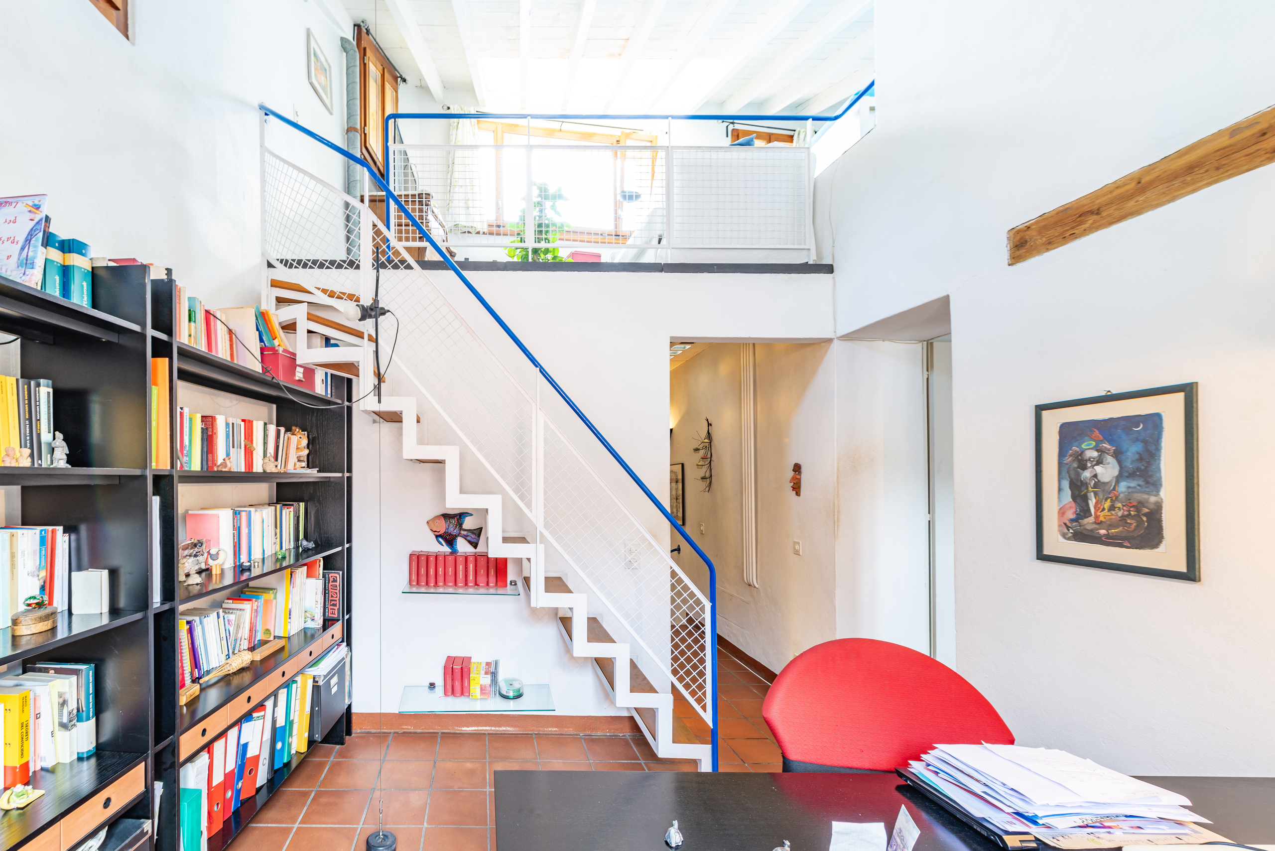 Lichtdurchfluteter Innenraum mit Galerie und Treppe