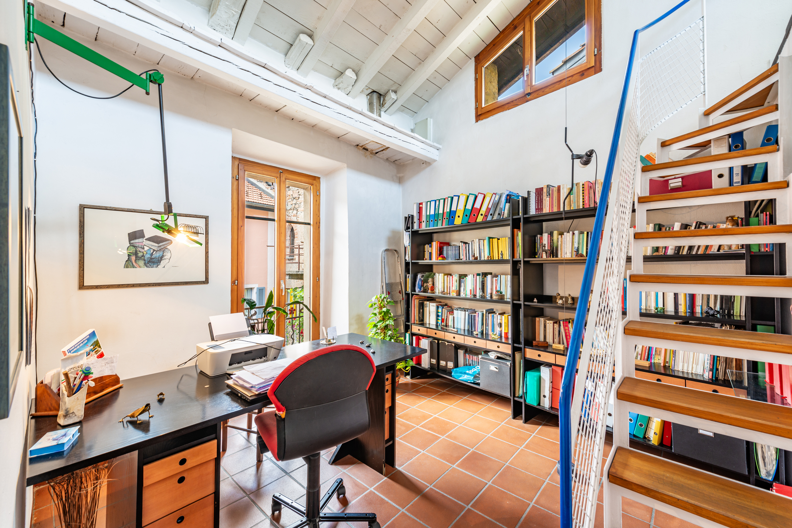Helles Arbeitszimmer mit Galerie und Bibliothek