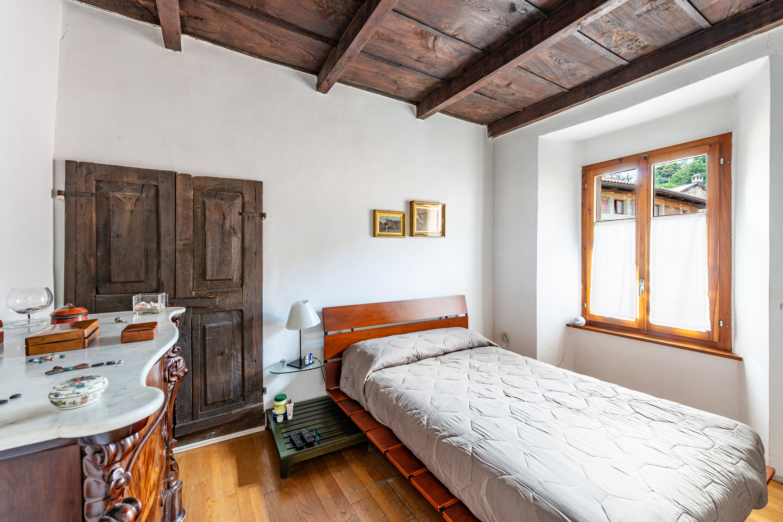 Rustikales Schlafzimmer mit Holzdecke