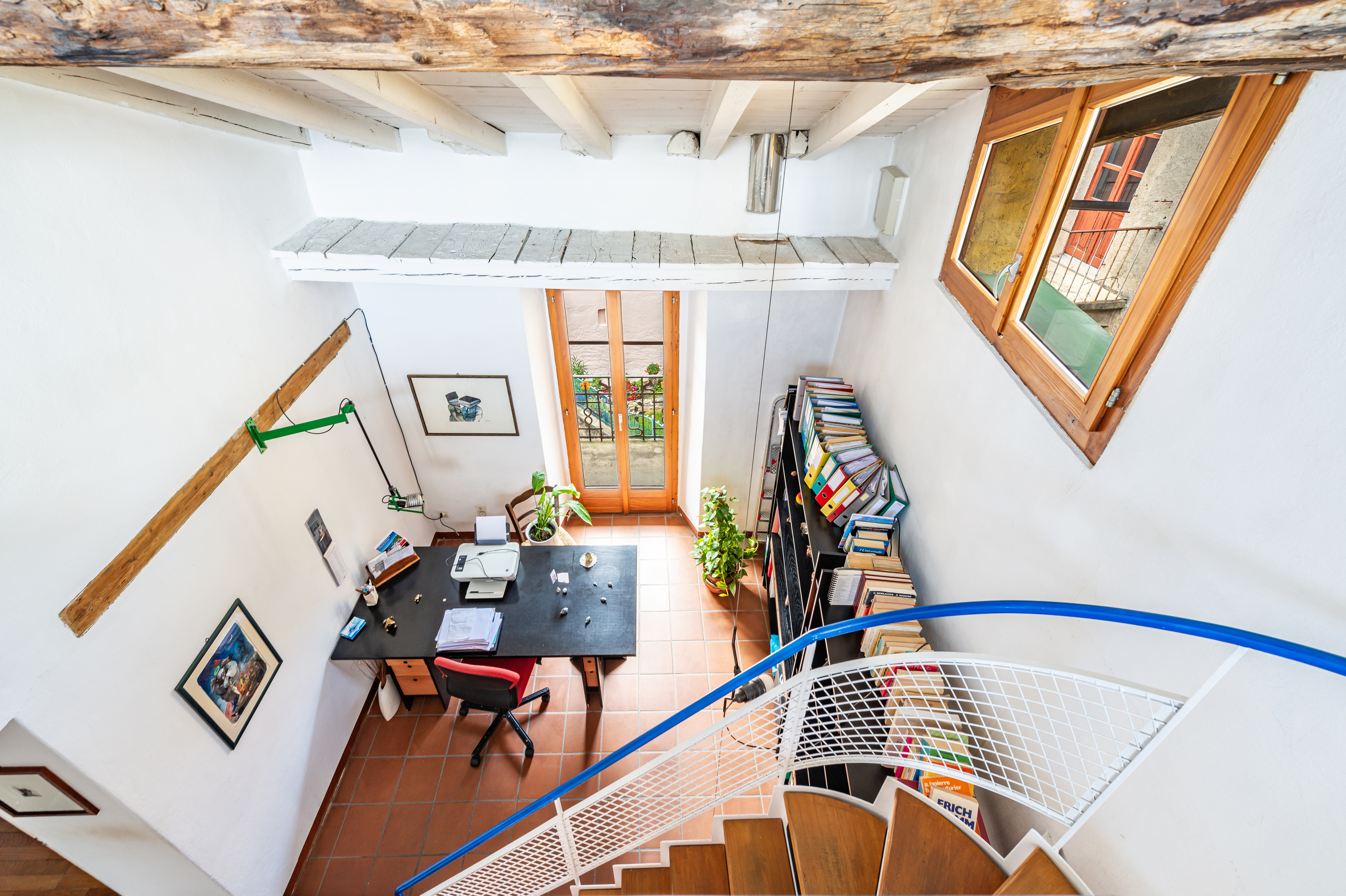 Galerie-Büro mit Treppe