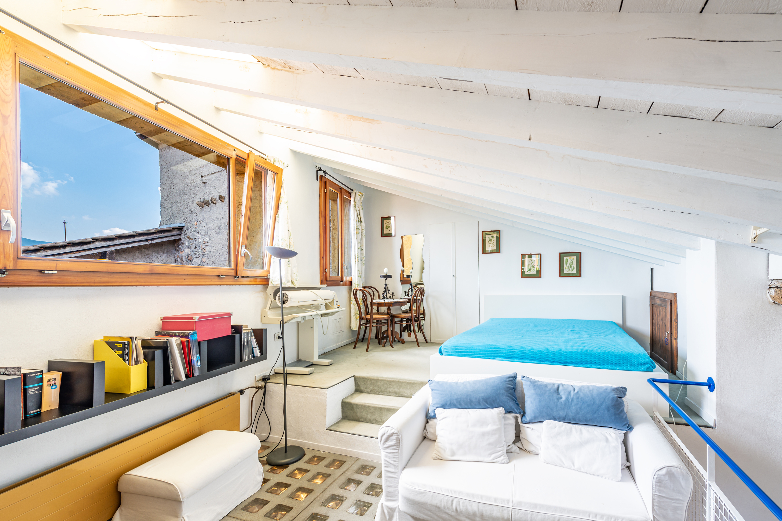 Helles Dachgeschoss-Schlafzimmer mit Sitzbereich