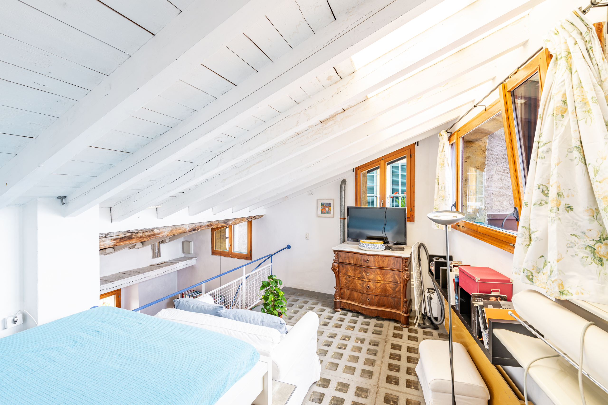 Helles Dachgeschoss-Schlafzimmer