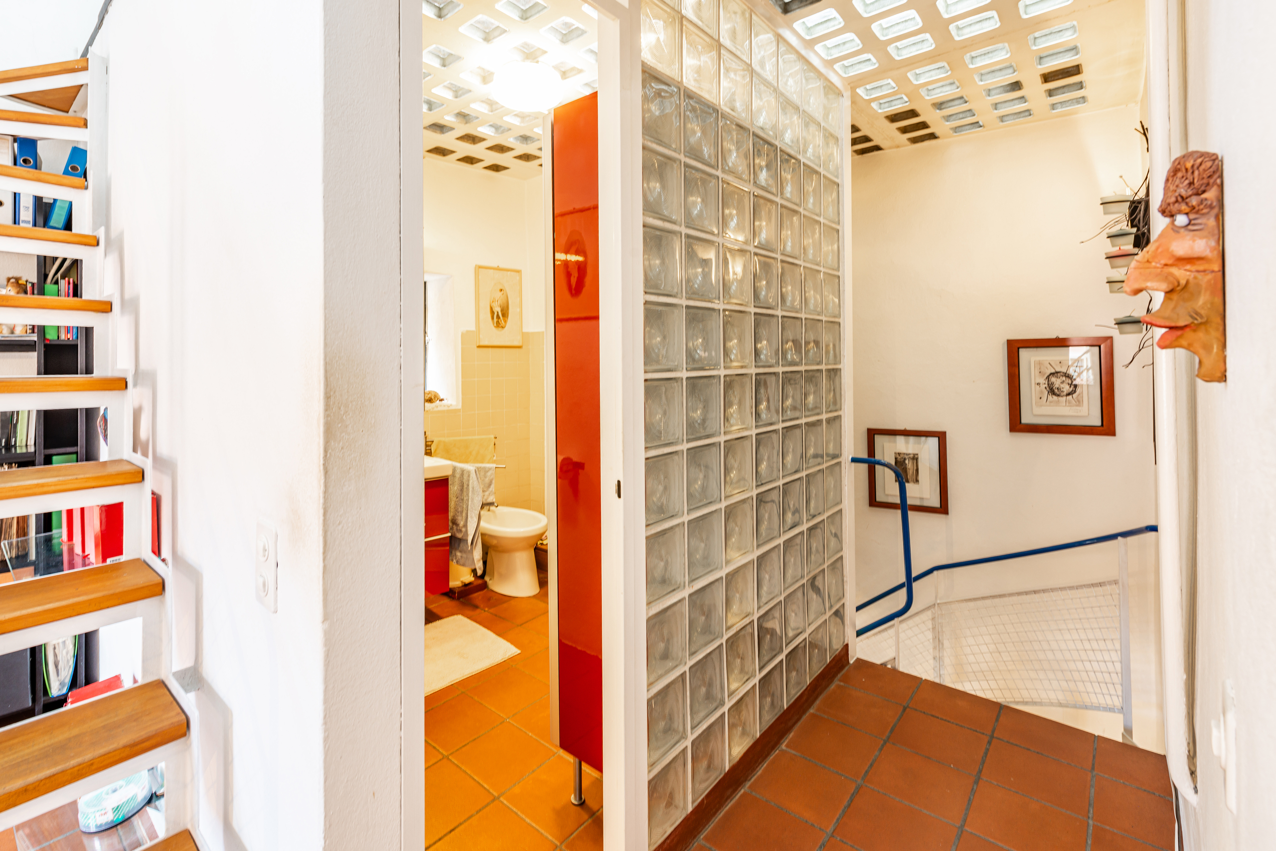 Treppenhaus mit Blick in einen Badezimmer- und Flurbereich