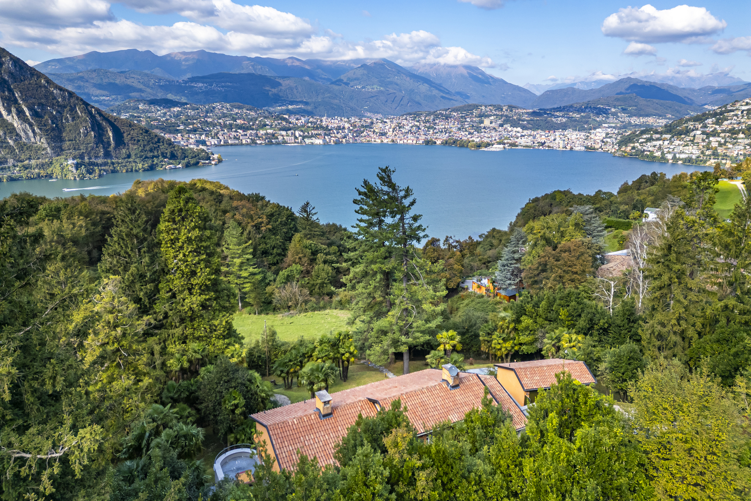 Panoramablick auf See und Berge