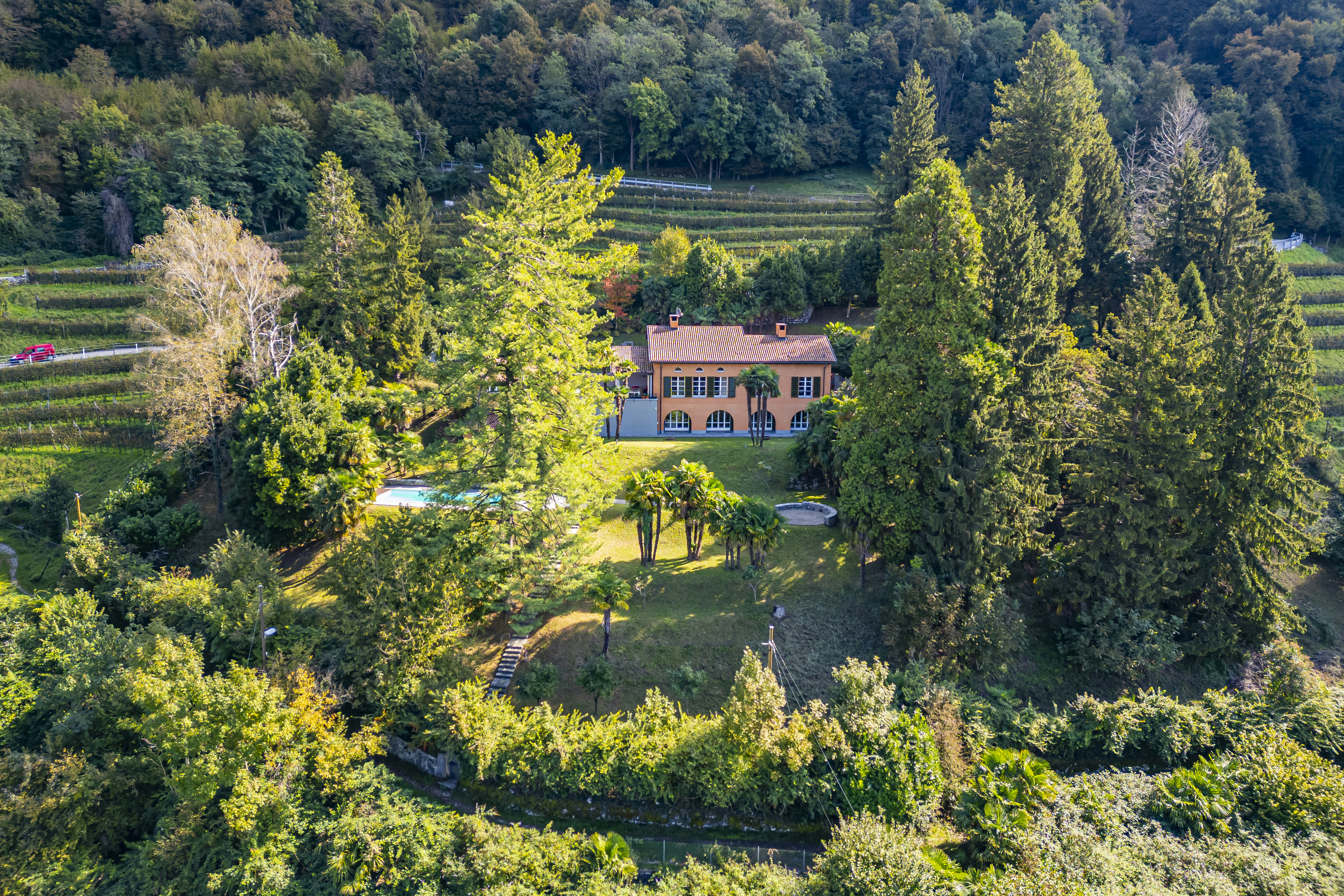 Luftaufnahme eines großzügigen Landsitzes mit Pool und Garten