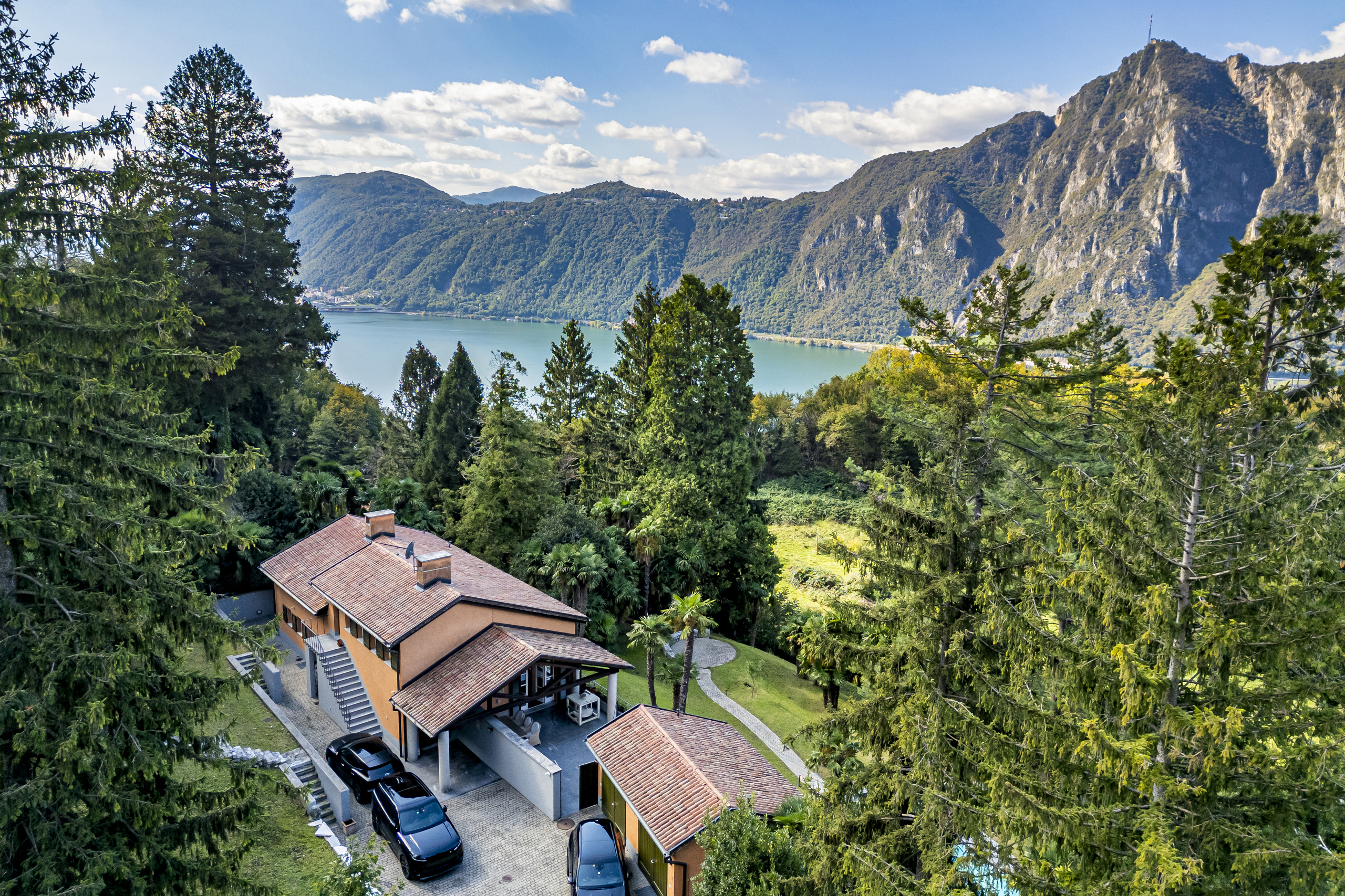 Villa mit Seeblick in alpiner Hanglage