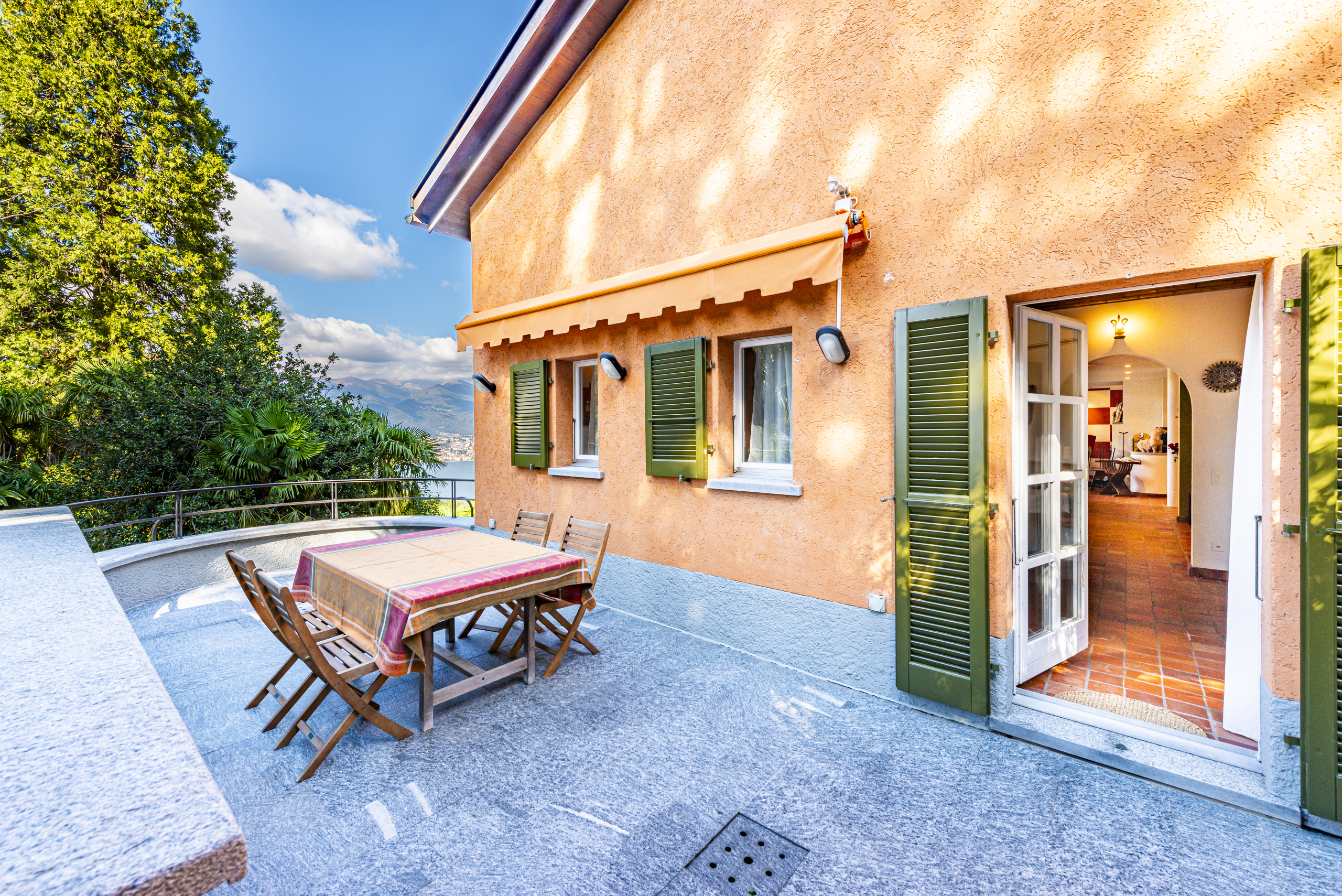 Sonnige Terrasse mit Ausblick und Hauszugang