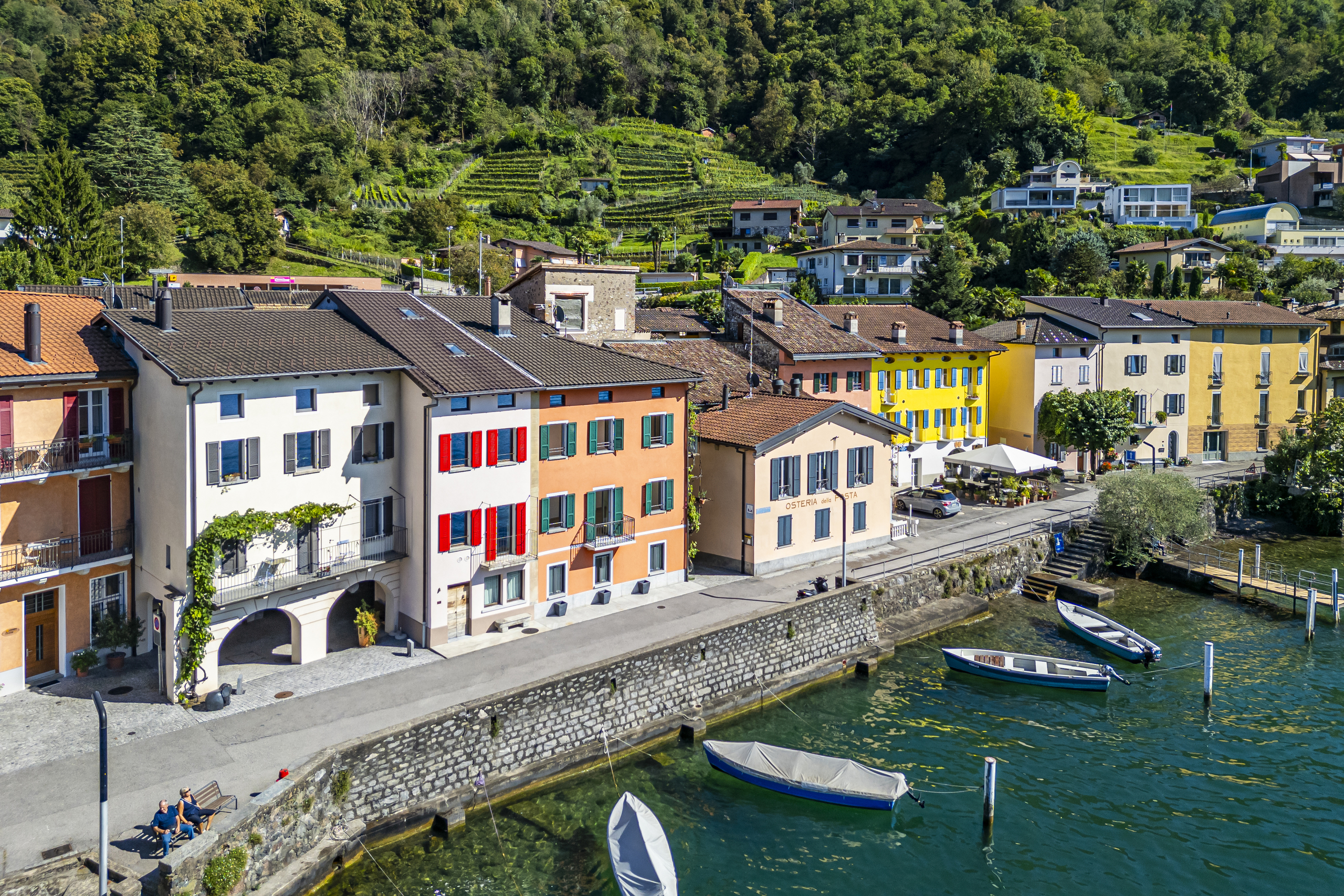Uferort mit bunten Häusern am See