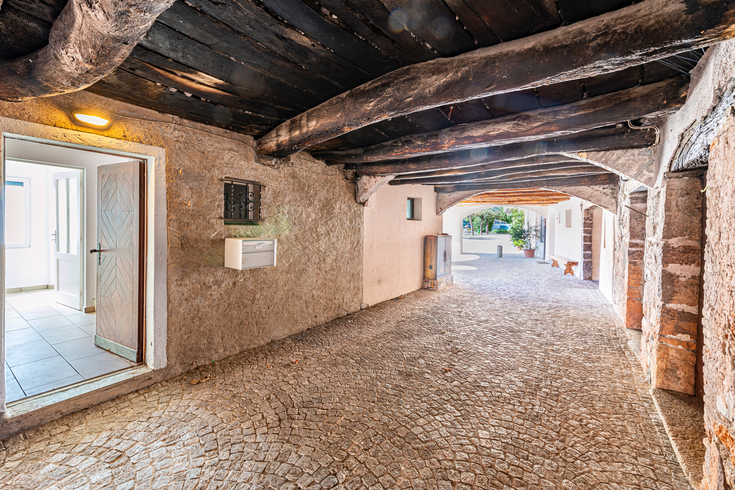 Historischer Durchgang mit Gewölbe