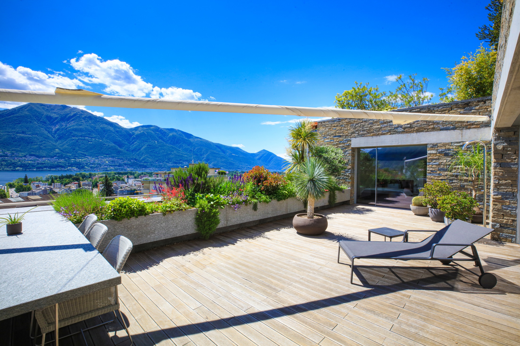 Luxuriöse Dachterrasse mit Bergblick