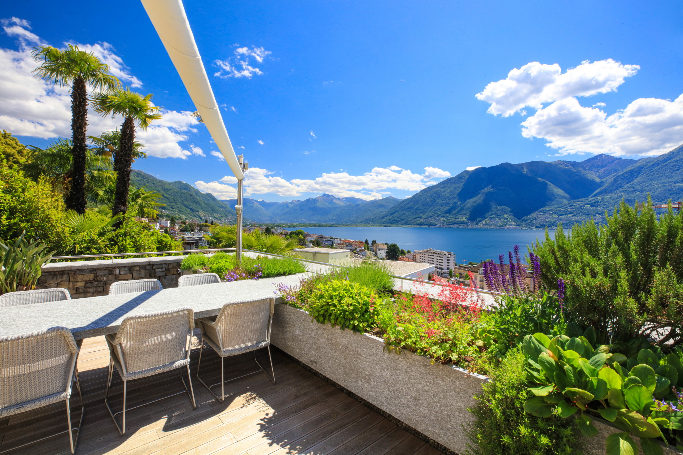 Terrasse mit Seeblick und Bergpanorama