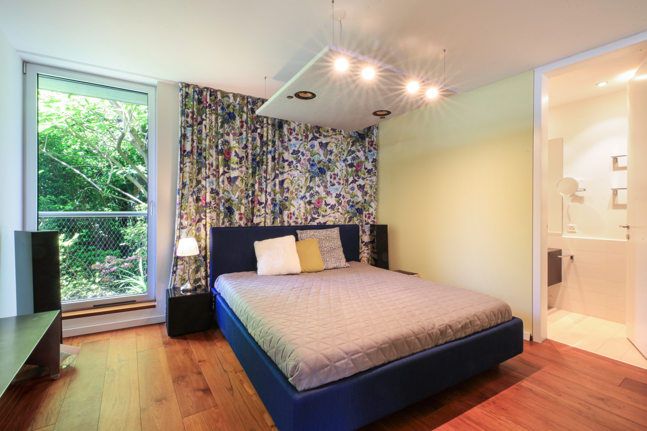 Modernes Schlafzimmer mit Badzugang
