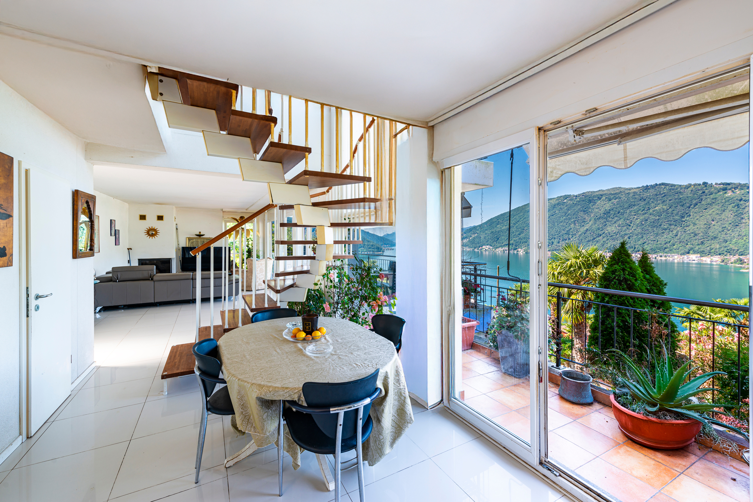 Helles Wohn- und Esszimmer mit Panoramablick