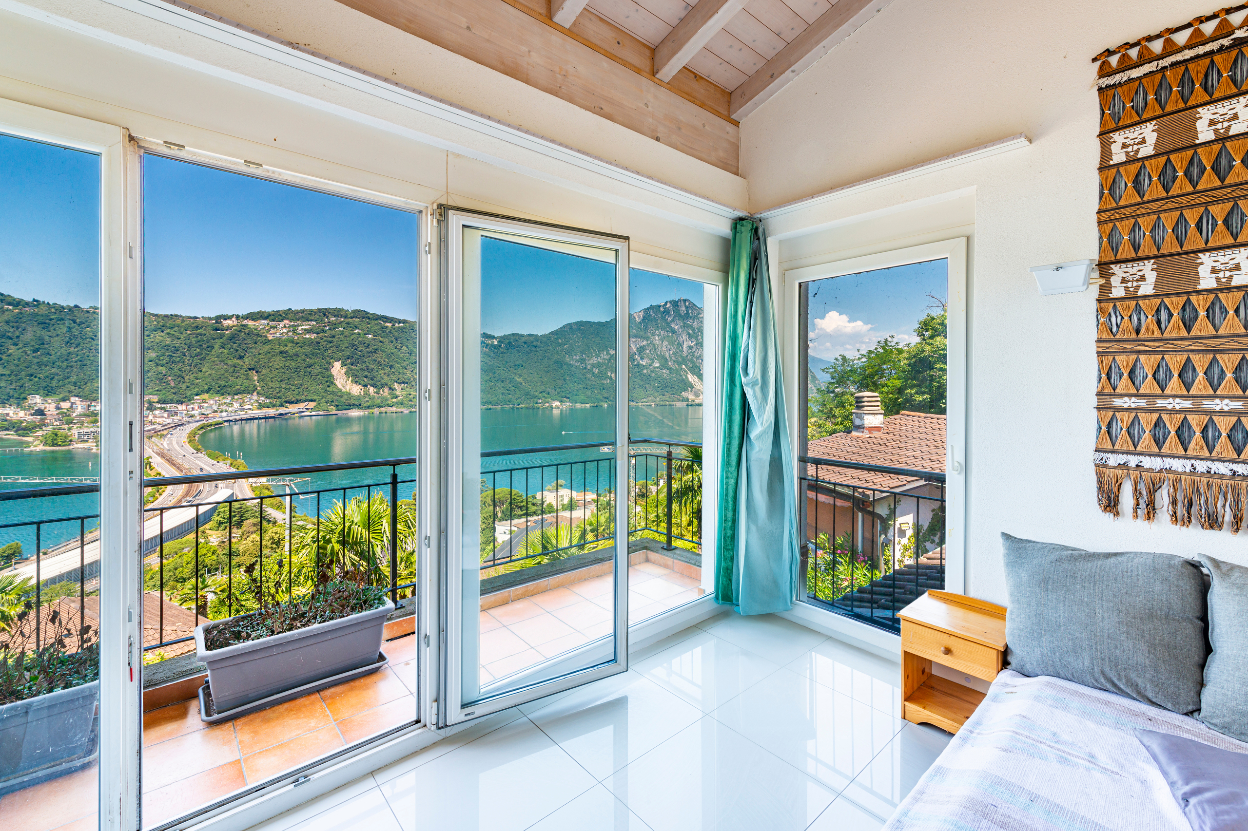 Helles Zimmer mit Seeblick und Balkon