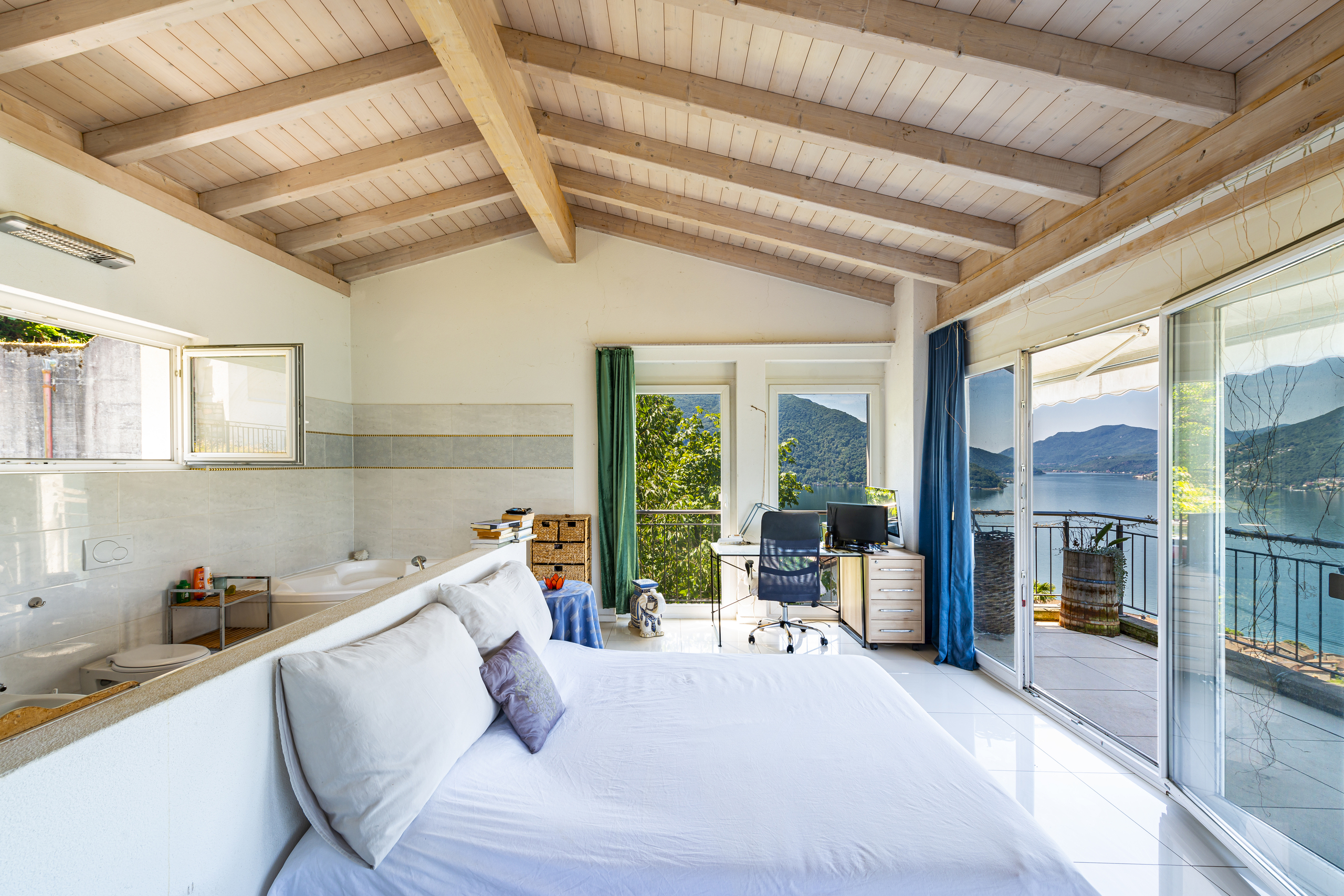 Helles Schlafzimmer mit Meerblick und Terrasse