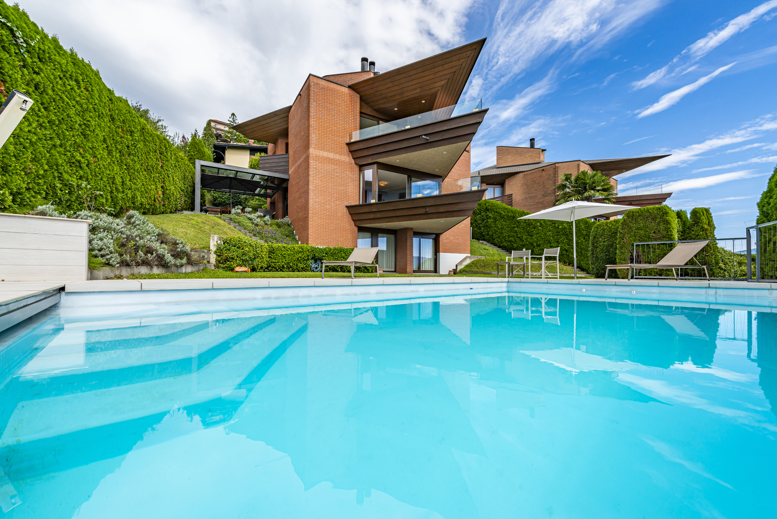 Modernes Haus mit Pool und Garten