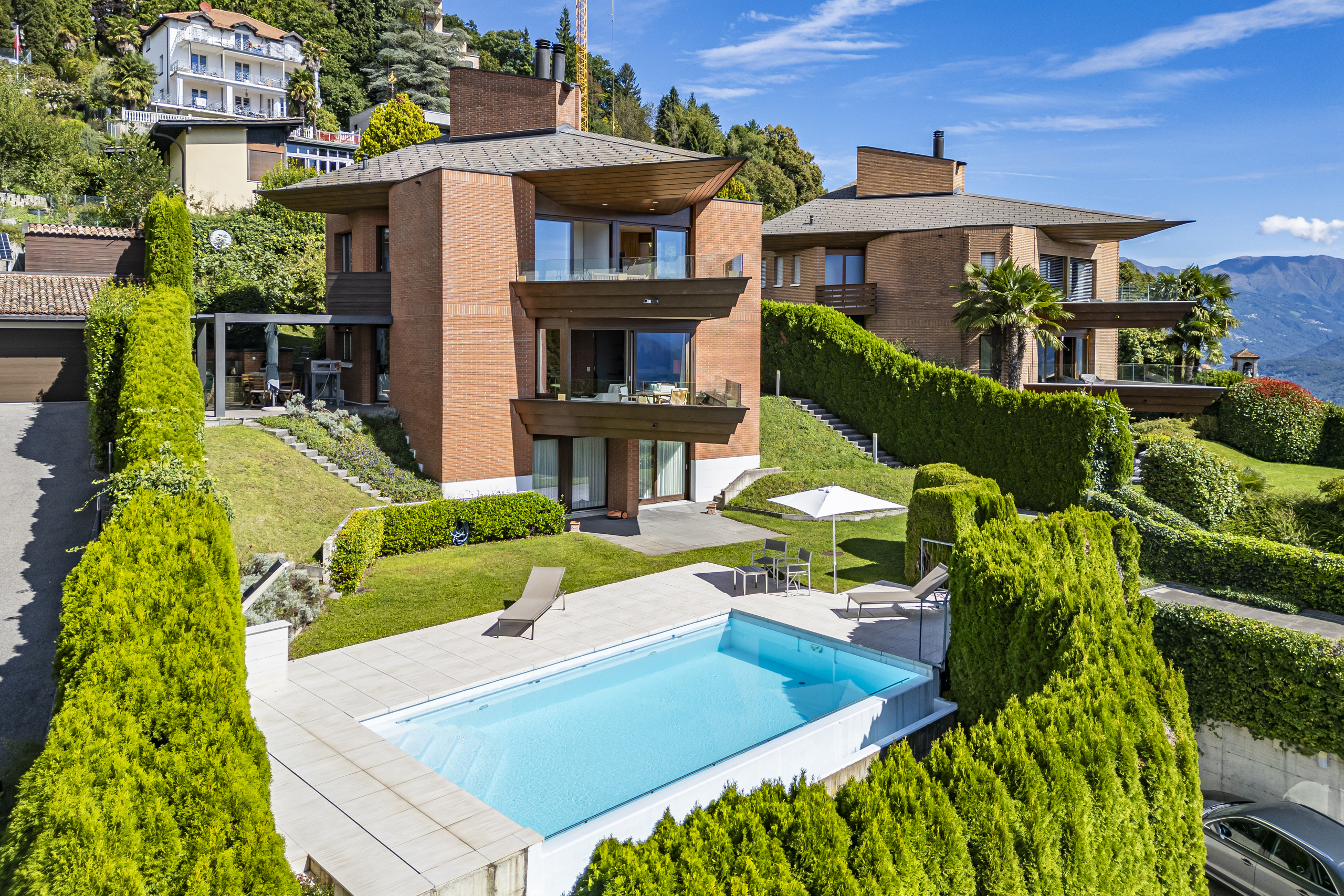 Luxuriöse Hangvilla mit Pool und Bergblick