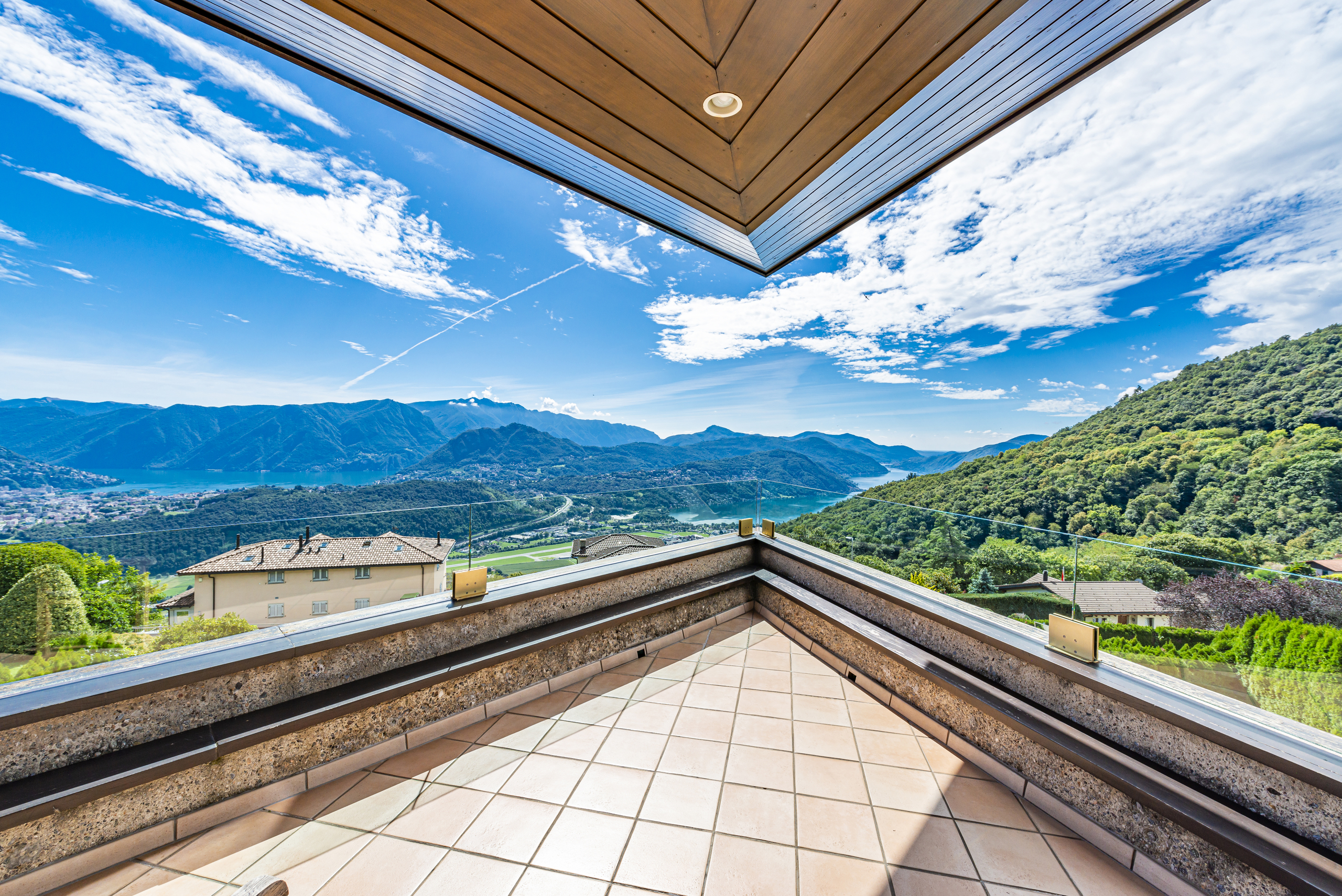 Panoramaterrasse mit Berg- und Seeblick