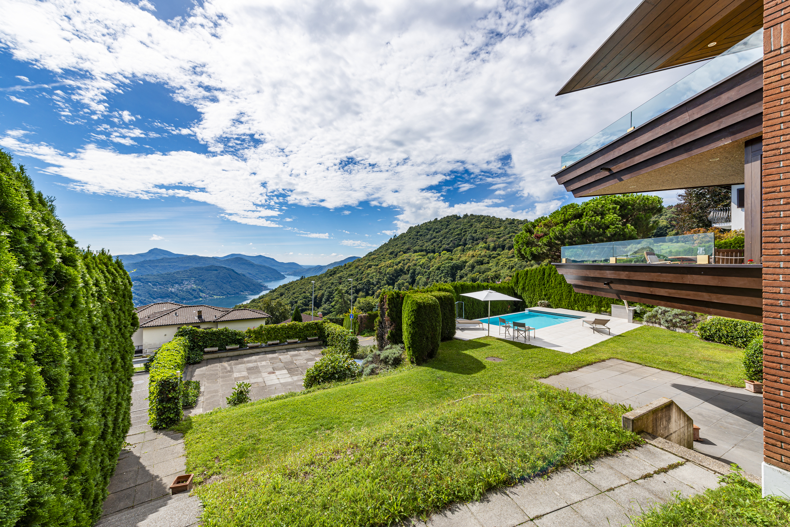 Luxuriöser Außenbereich mit Pool und Bergblick