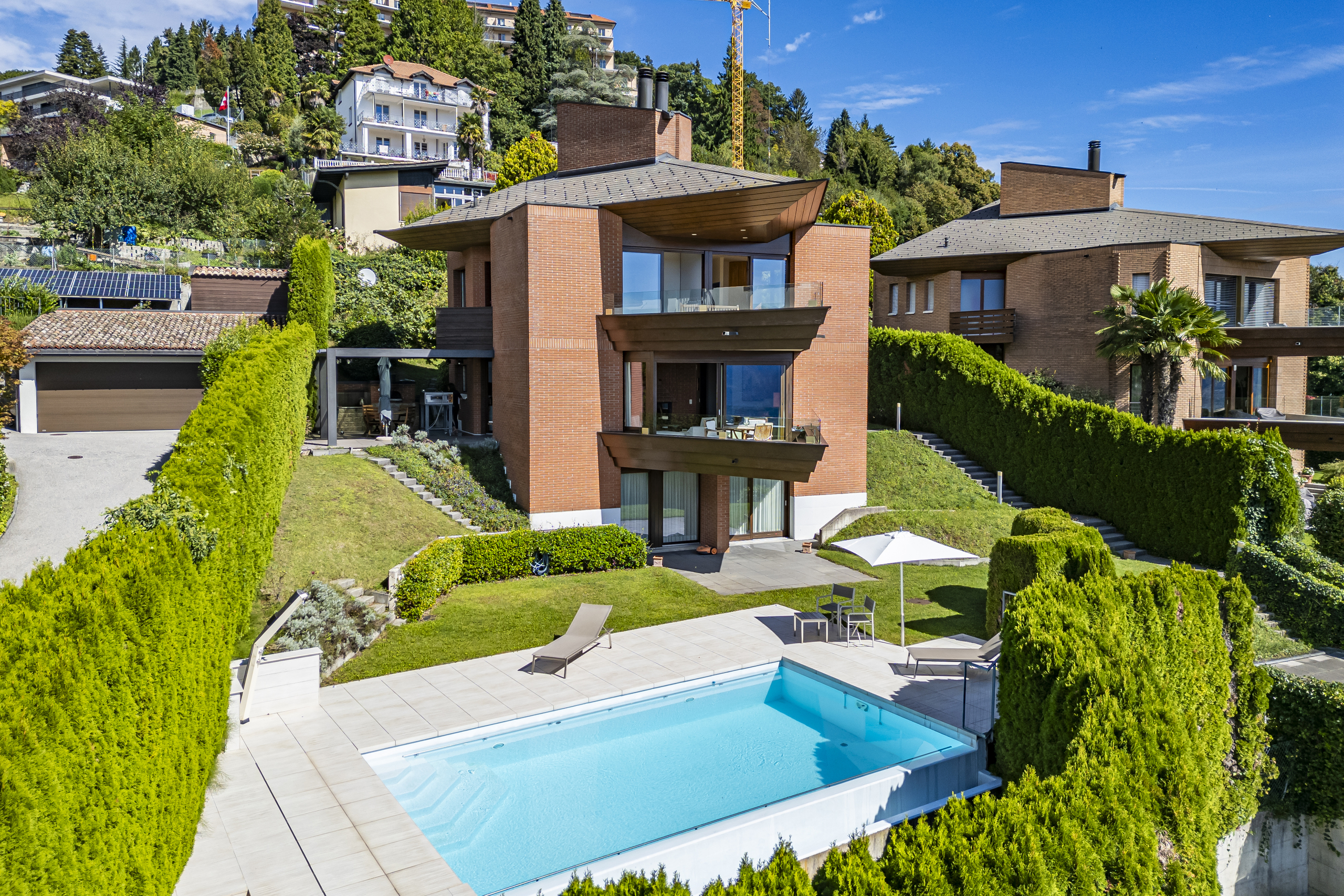 Luxuriöse Villa mit Pool und Hanglage