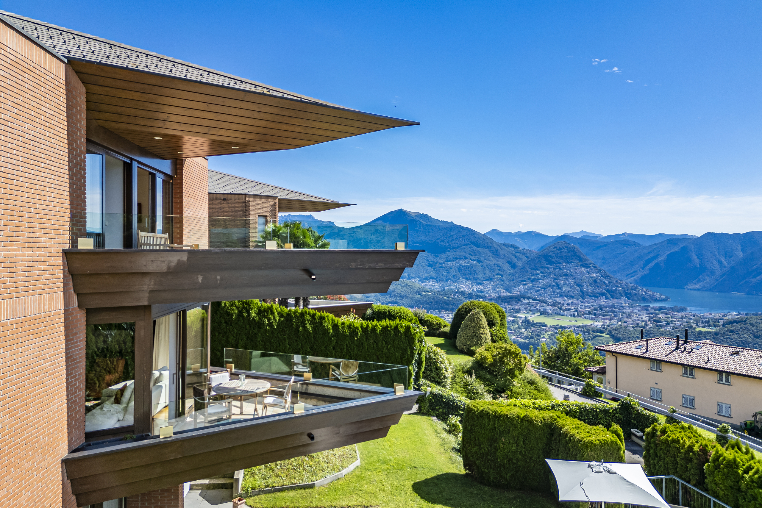 Balkon mit Berg- und Seeblick